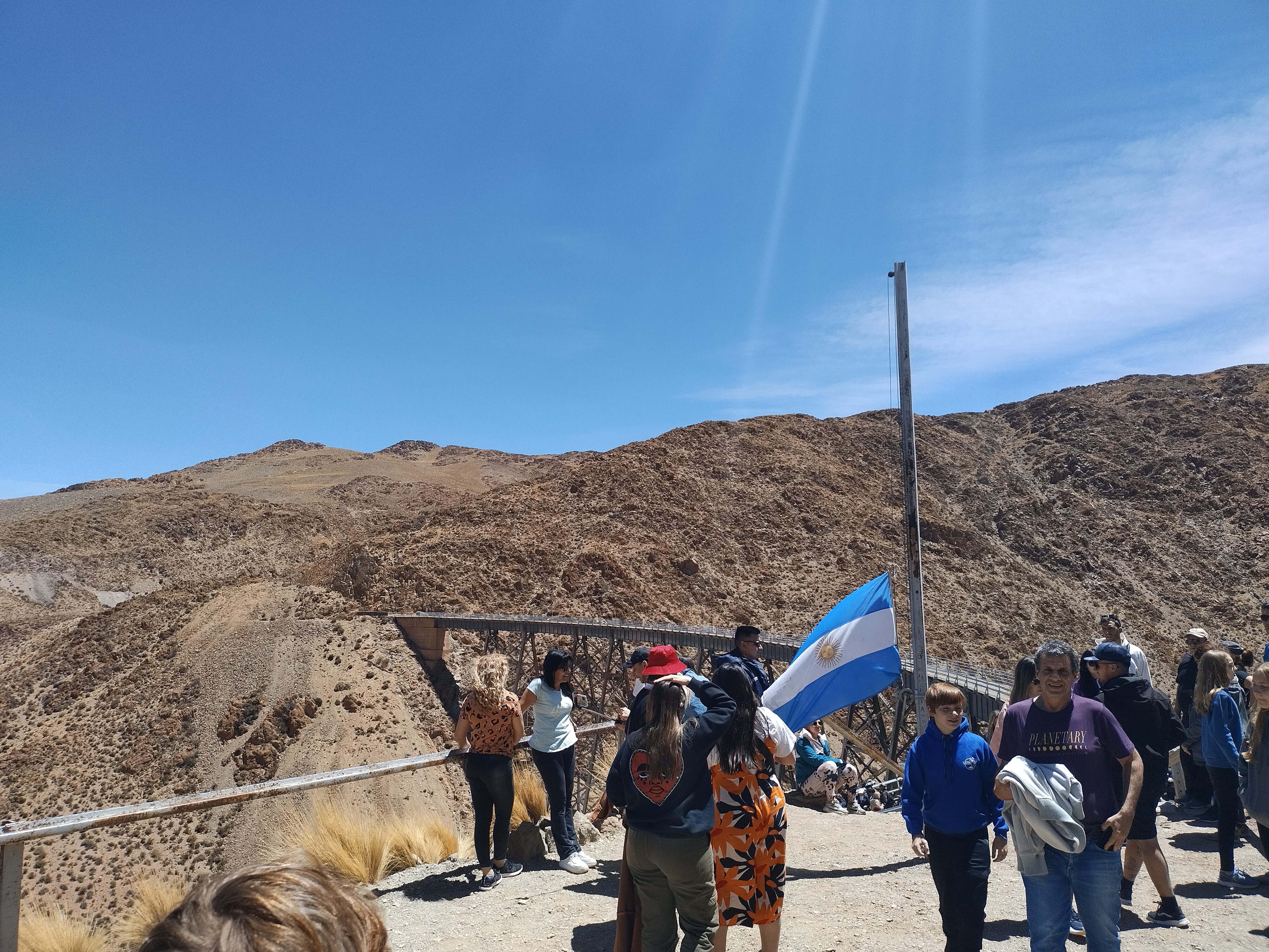 Veteranos desplegaron una bandera argentina en el cementerio de Darwin