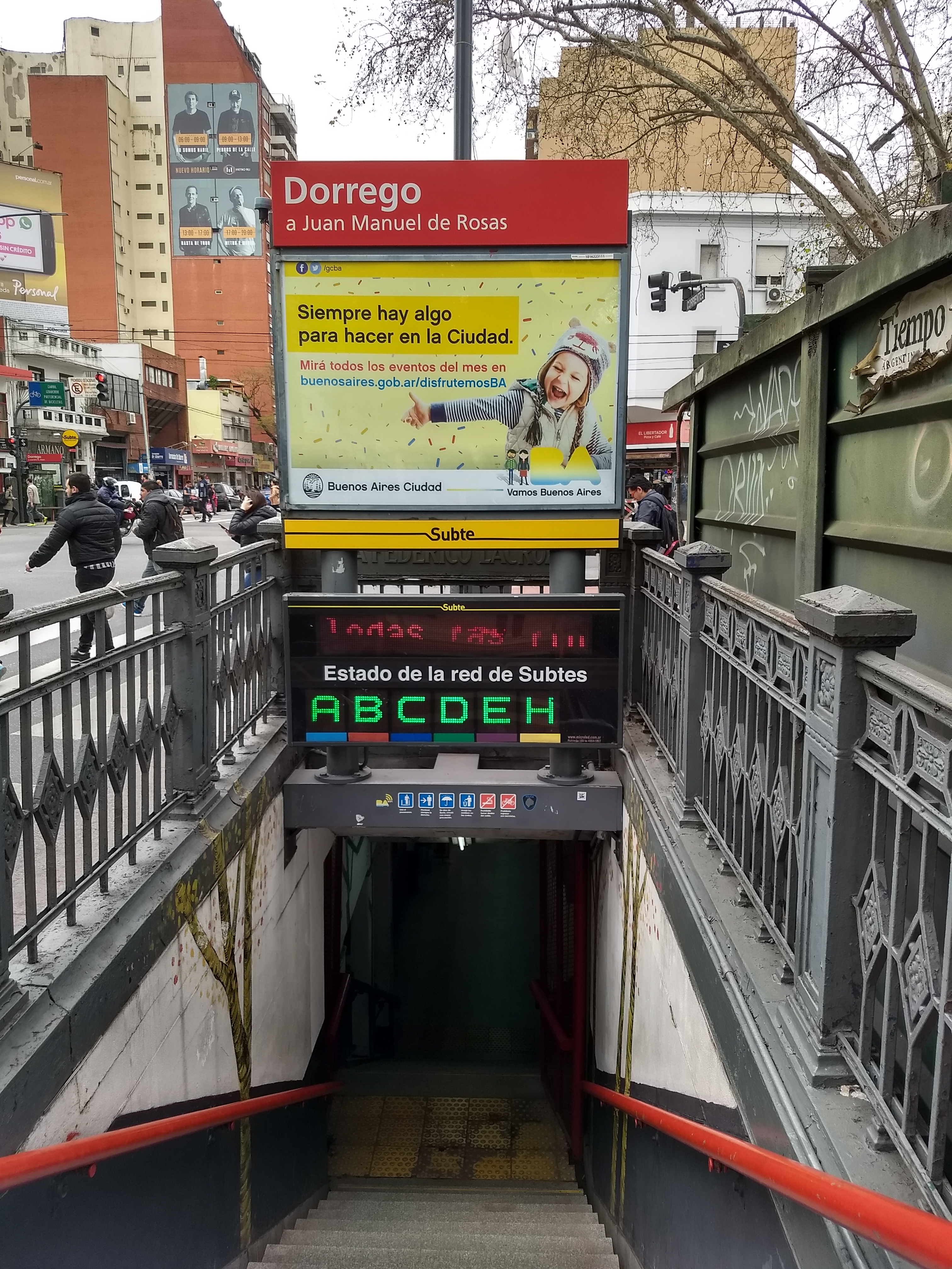 La línea D reabrió una estación clave con accesos aún restringidos