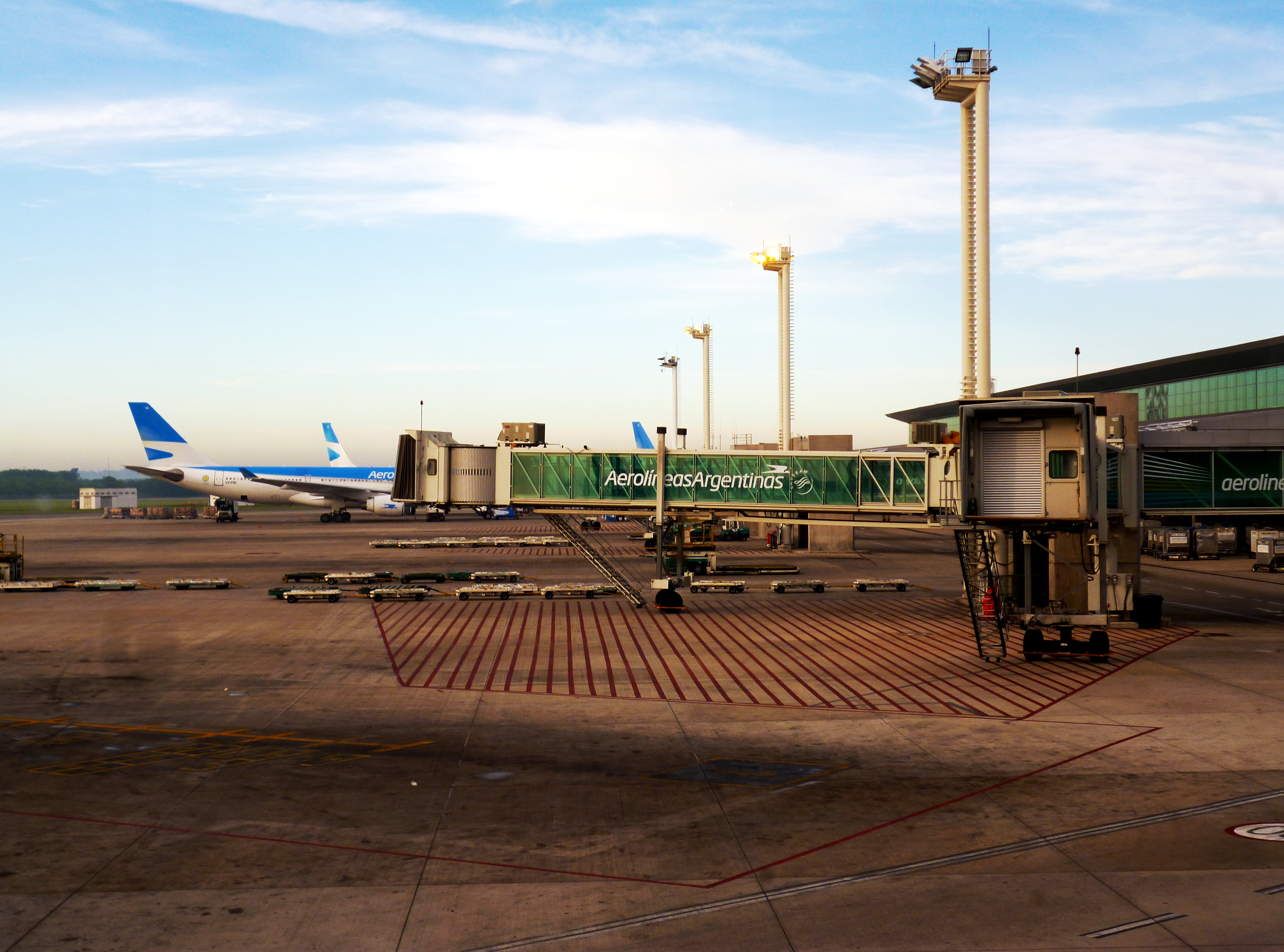 Gobierno aumenta tarifas aeroportuarias