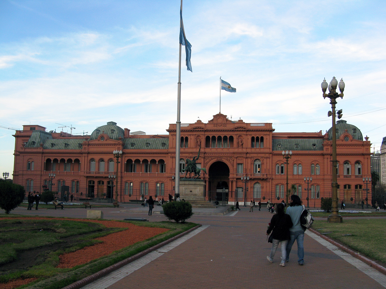 Milei busca definiciones en Casa Rosada