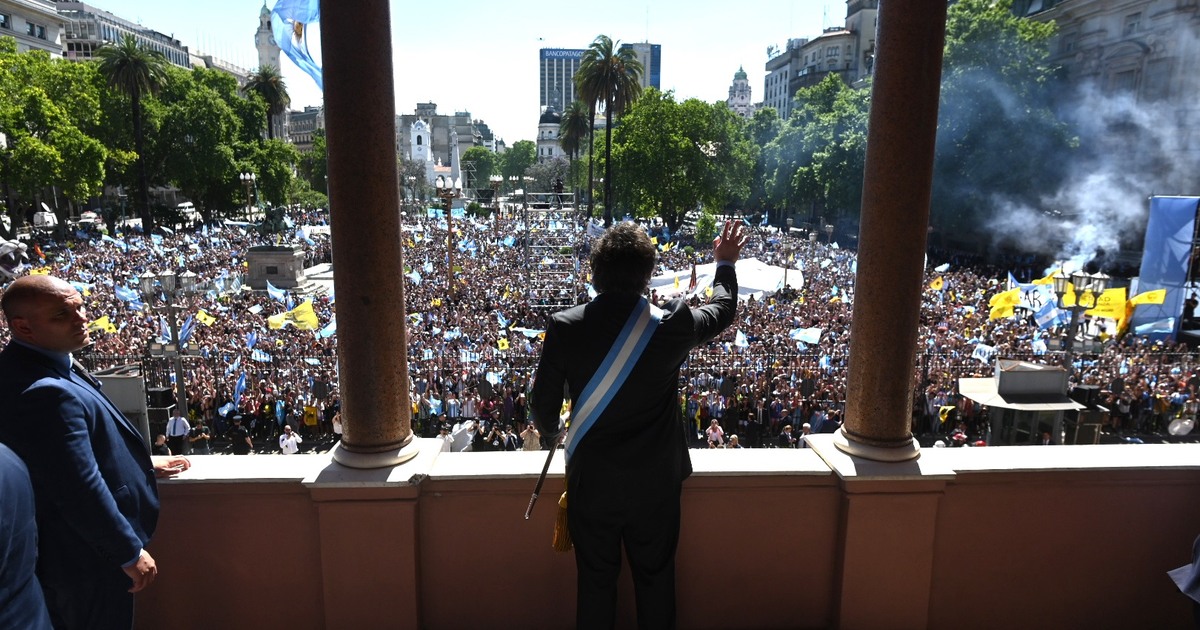 Milei inaugura el Museo de Granaderos y asiste al debate de la oposición