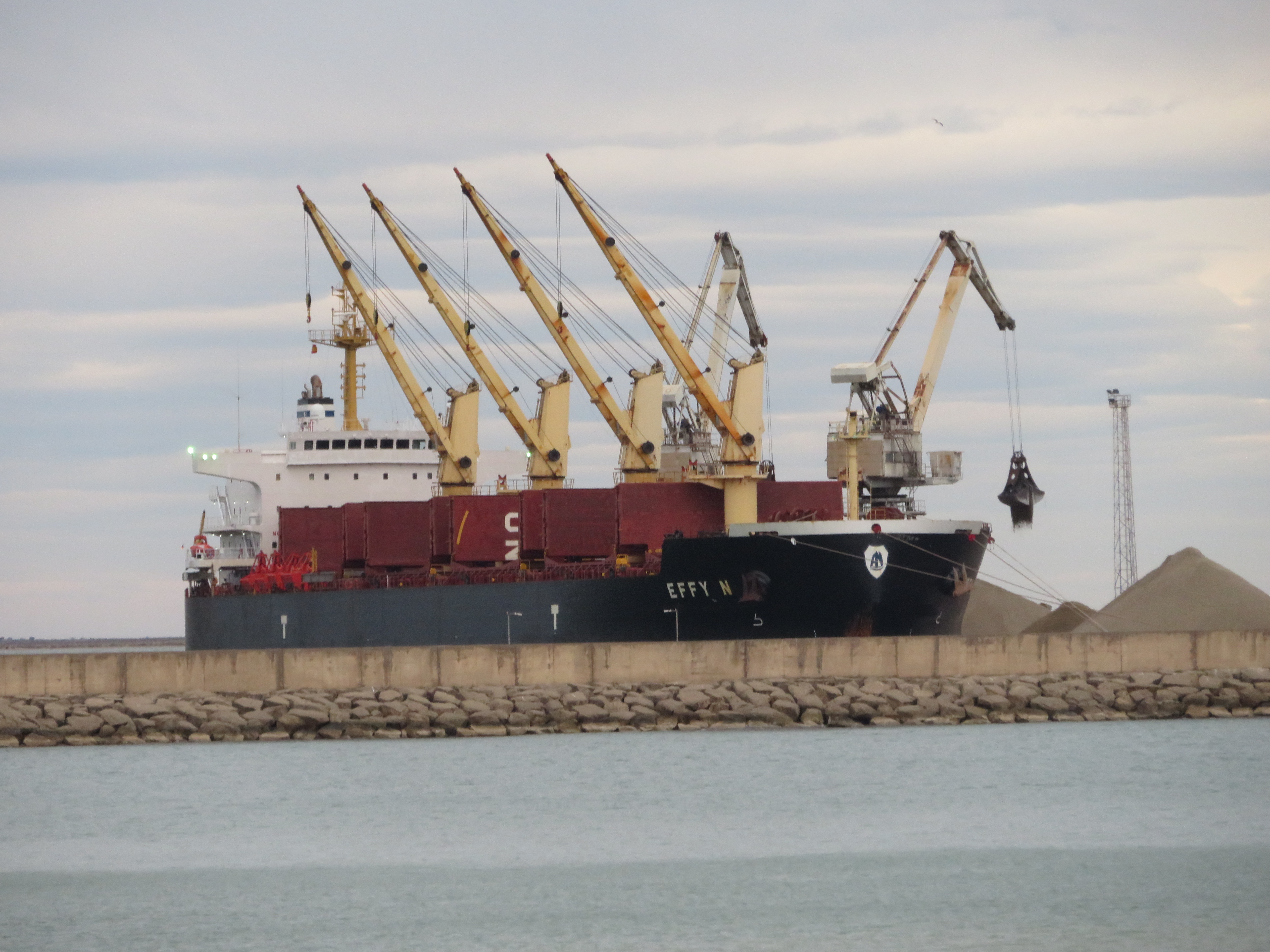 Ataque a buque granelero en el Golfo Pérsico deja un muerto
