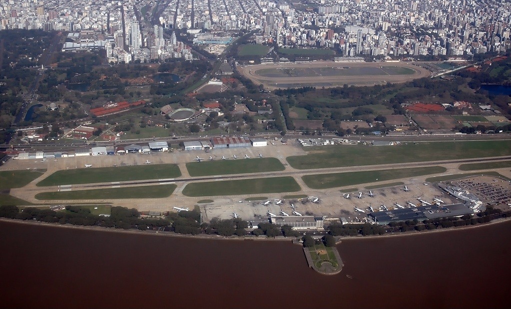 Dejó un riñón en una caja en Aeroparque como broma y fue procesado