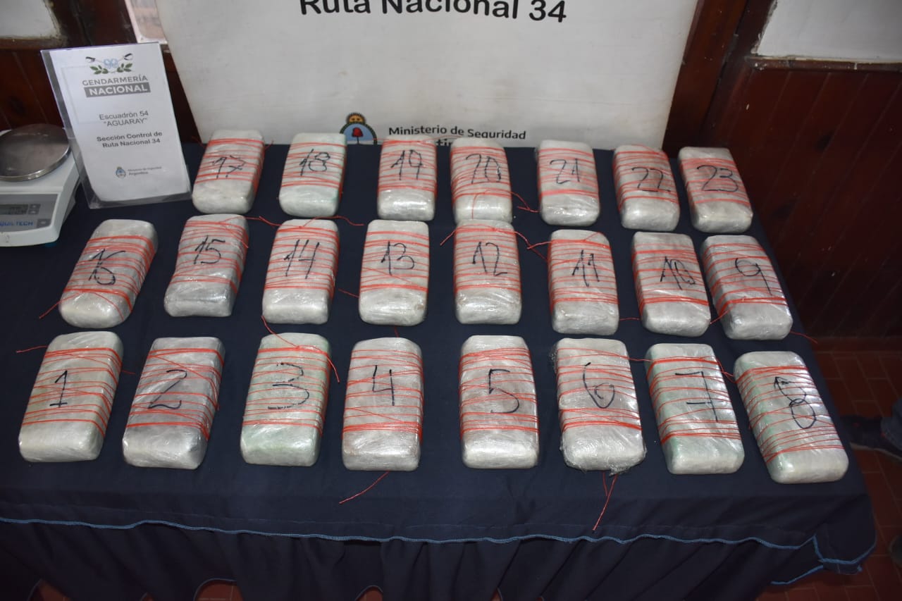Detienen a tres por vender drogas con un menor