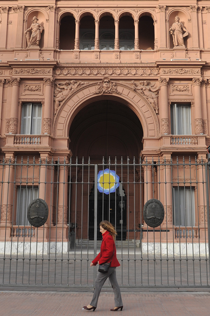 Economía brilla, Casa Rosada en sombras: internas y el caso Adorni