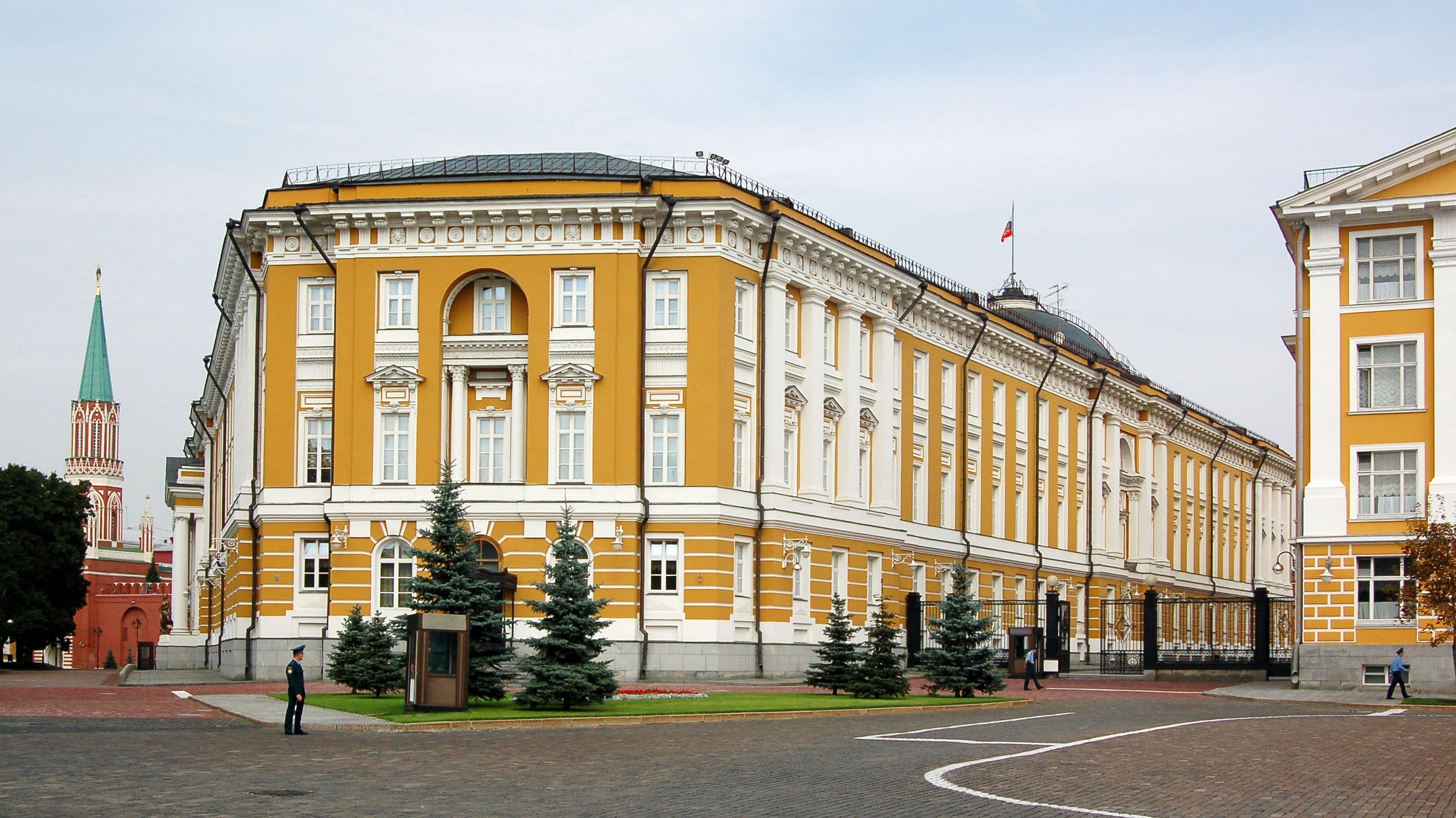 El Kremlin permite a bancos armar personal frente a ataques con drones