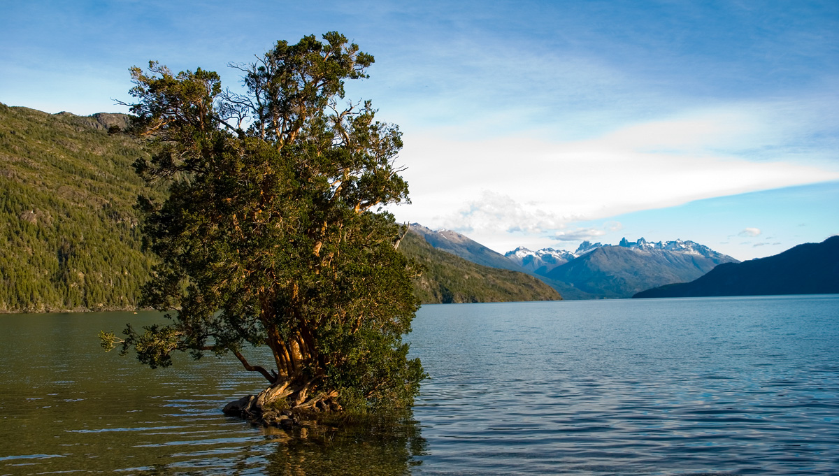 Hallan camioneta hundida en lago de Chubut