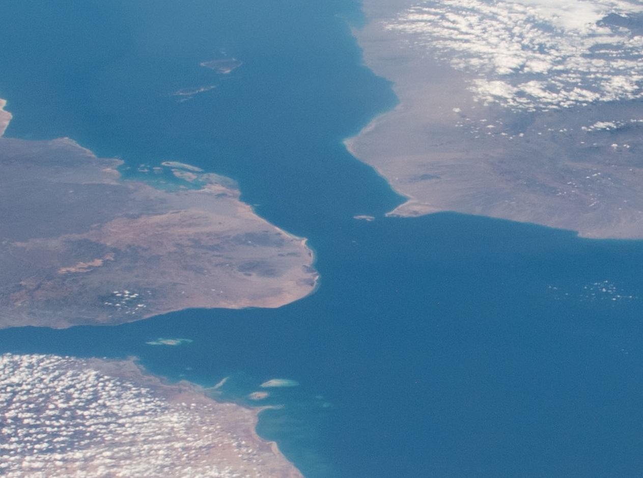 Hutíes detienen a 8 petroleros sauditas en el estrecho de Bab el Mandeb