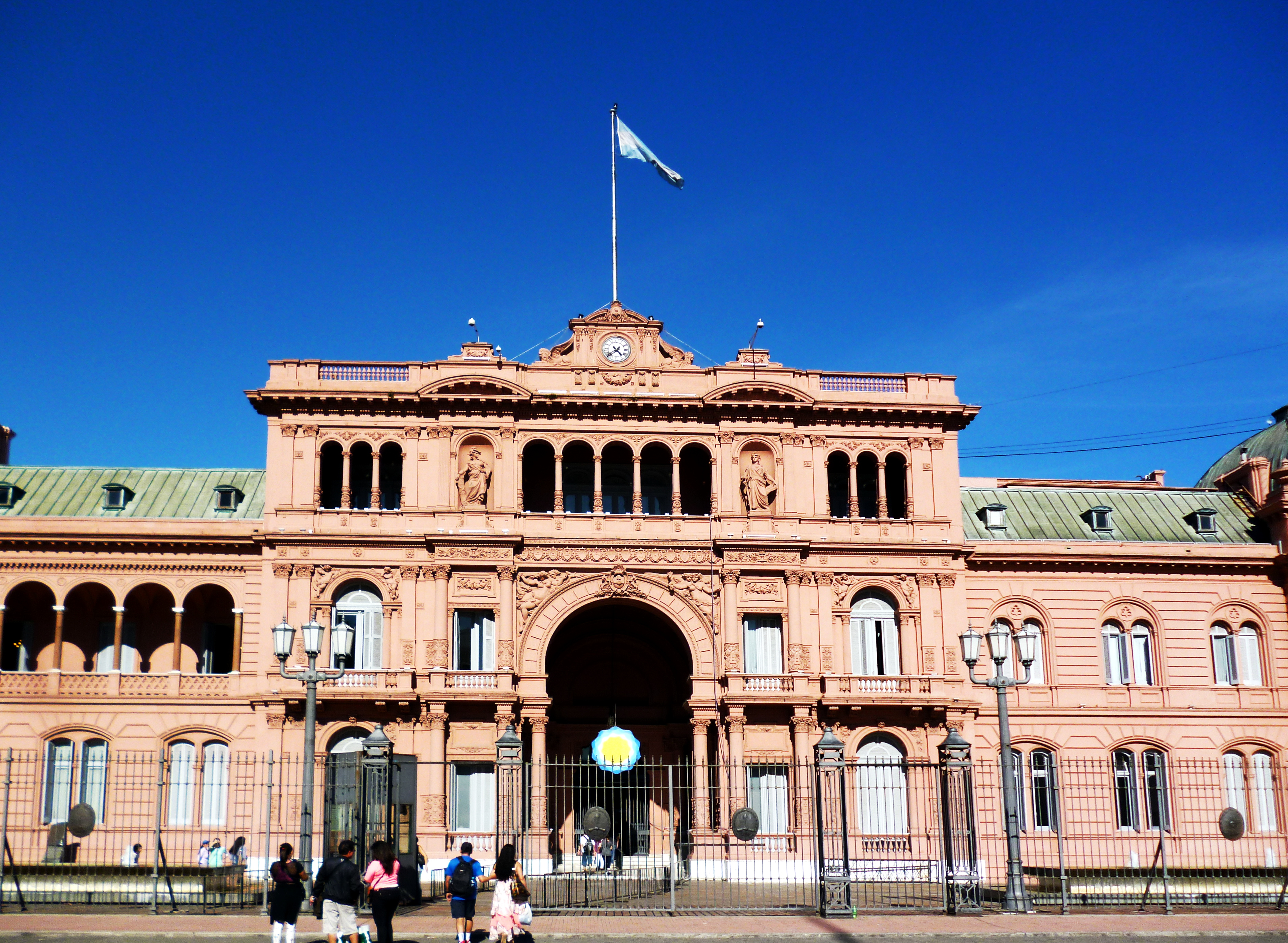 Intendente Selci proyectó Casa Rosada en edificio de Cristina para simular su aparición