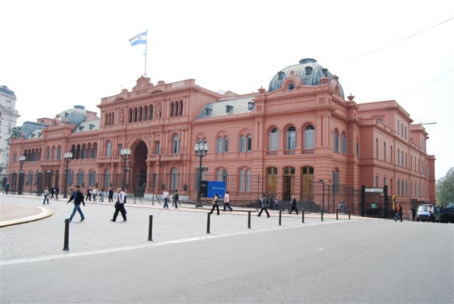 Manifestantes de San Cayetano marchan hacia la Casa Rosada con un documento conjunto