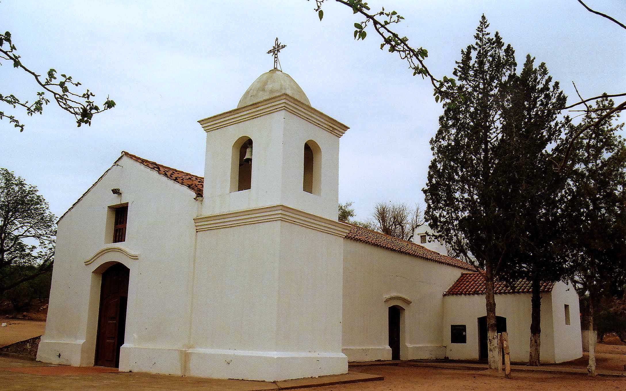Sacerdote embiste a dos jóvenes en moto en Sumampa, sin lesiones graves