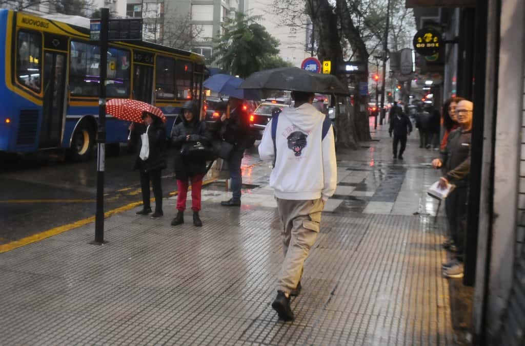 Llegan lluvias a AMBA, tormentas en 4 provincias y alerta amarilla: baja la térmica