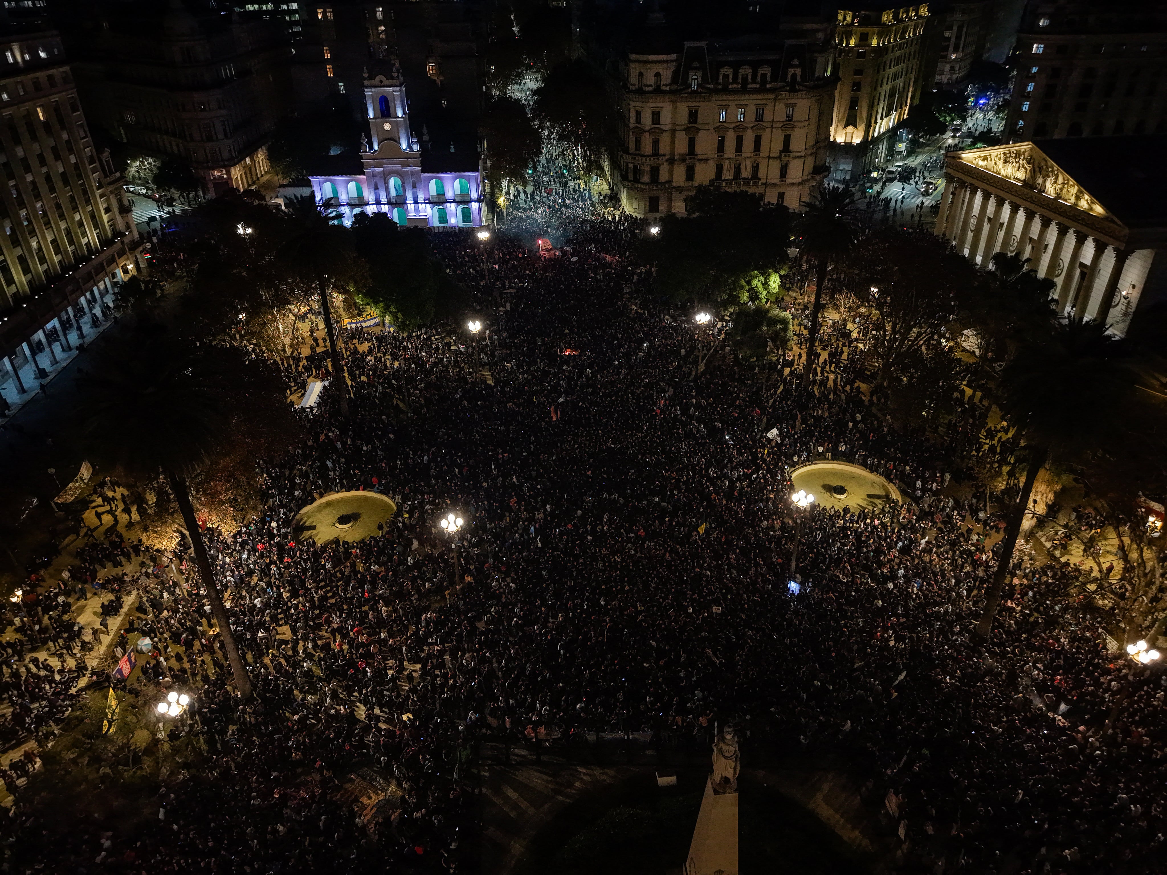 Multitudinaria despedida al Indio Solari: miles lo despiden en Plaza de Mayo y más ciudade