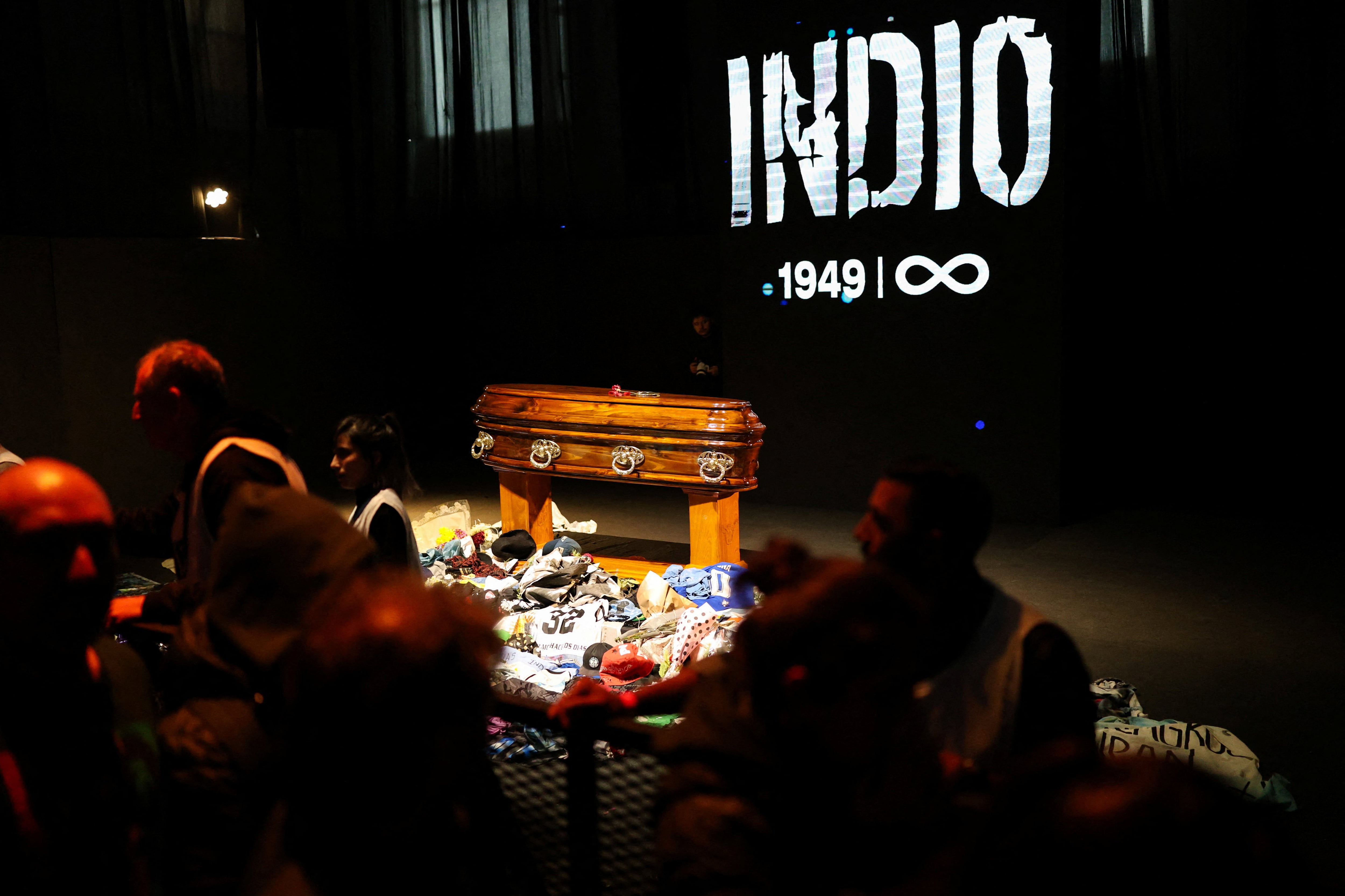 Villa Domínico despide multitudinariamente al Indio Solari; la música consuela