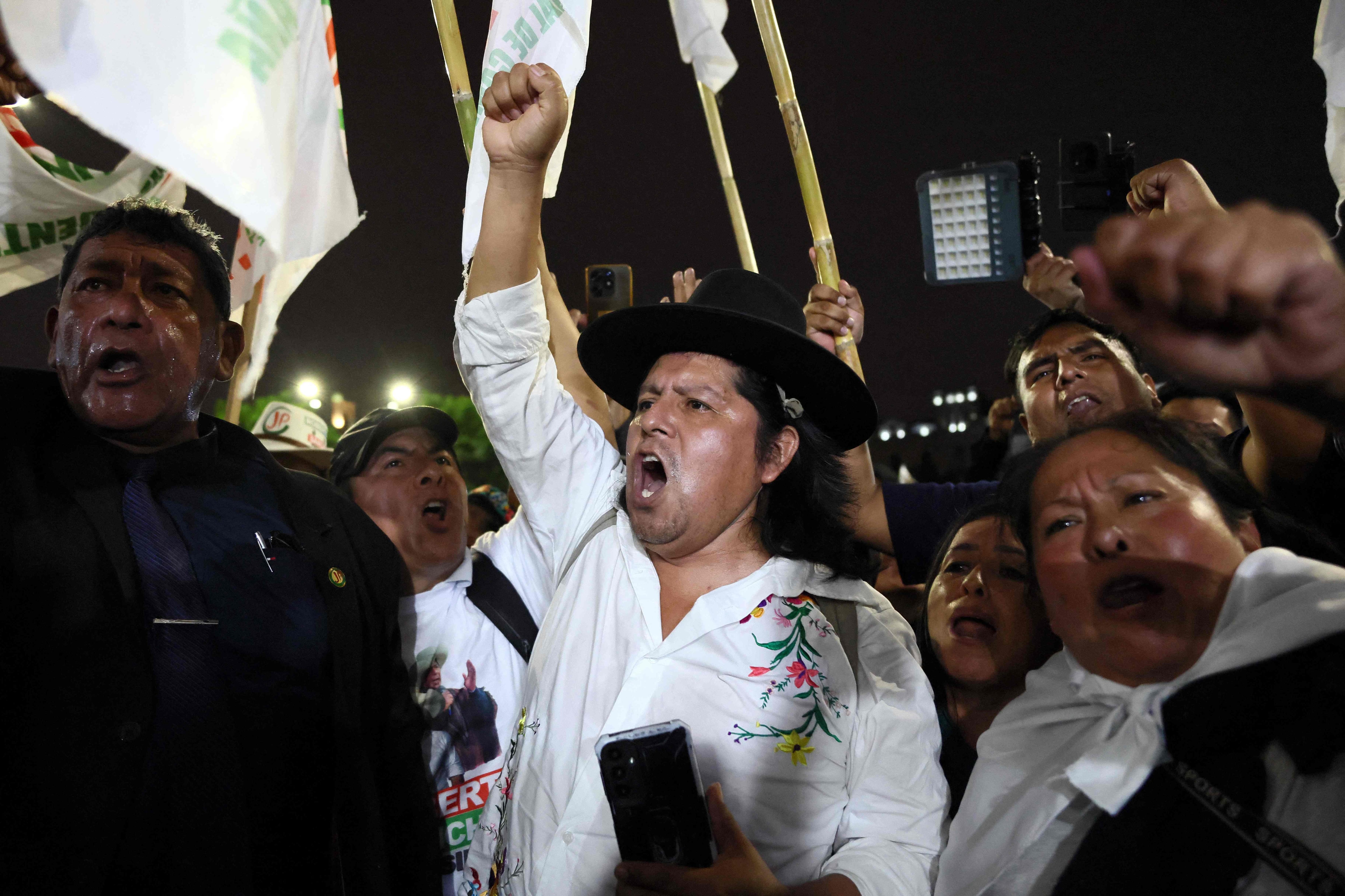 Fujimori lidera Perú ajustadamente; Sánchez se proclama vencedor