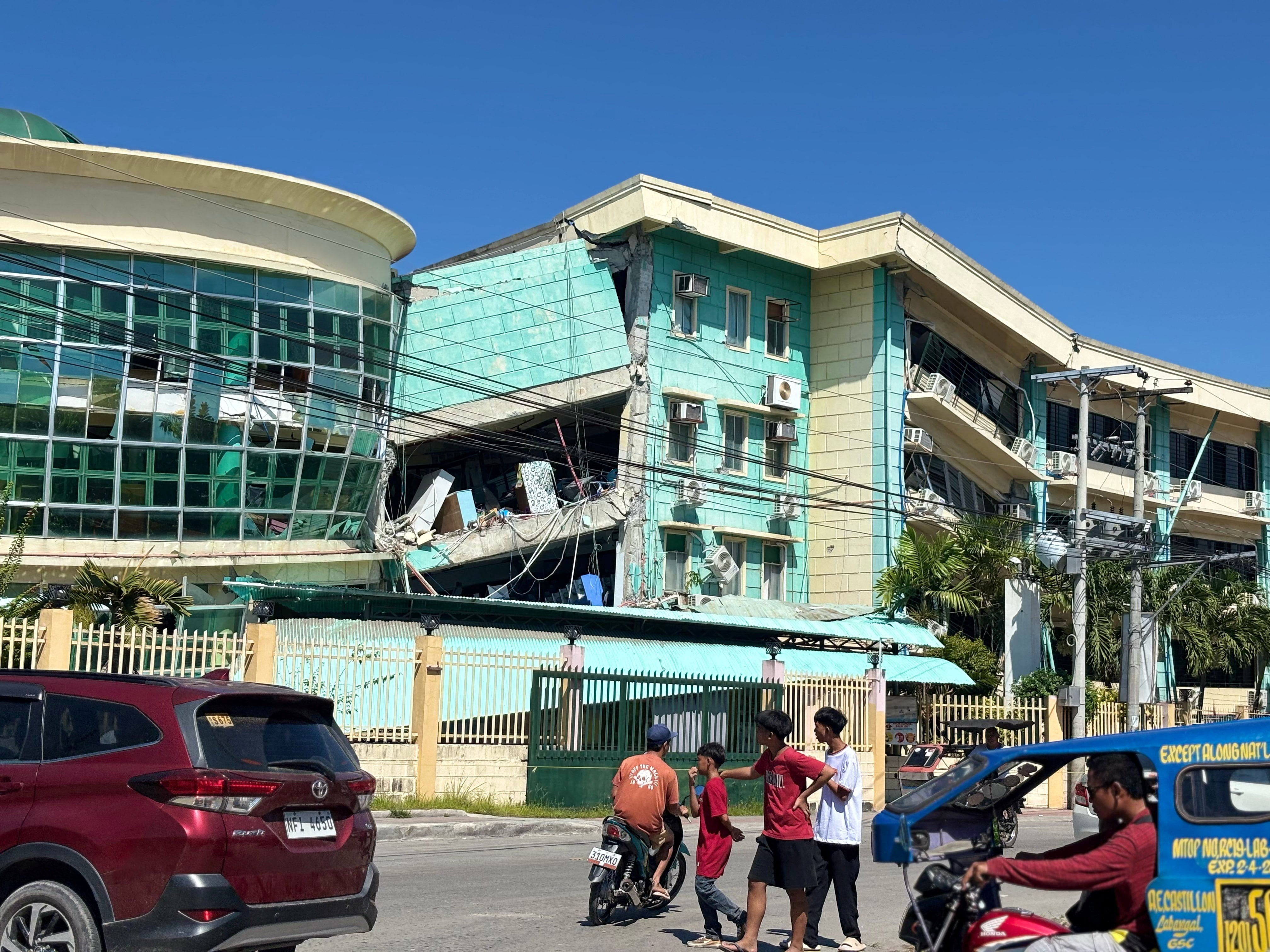 Filipinas: Sismo de 7,8 genera alerta de tsunami y deja al menos 15 muertos