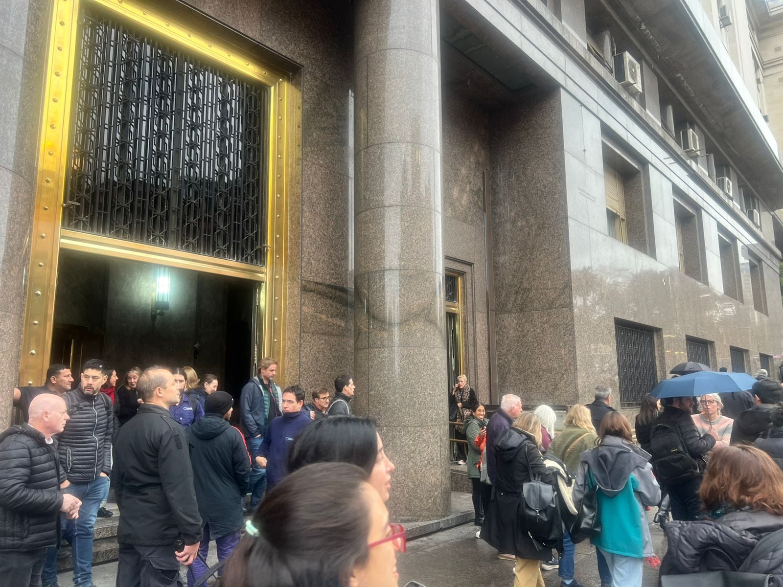 Desalojan preventivamente el Ministerio de Economía por amenaza de bomba