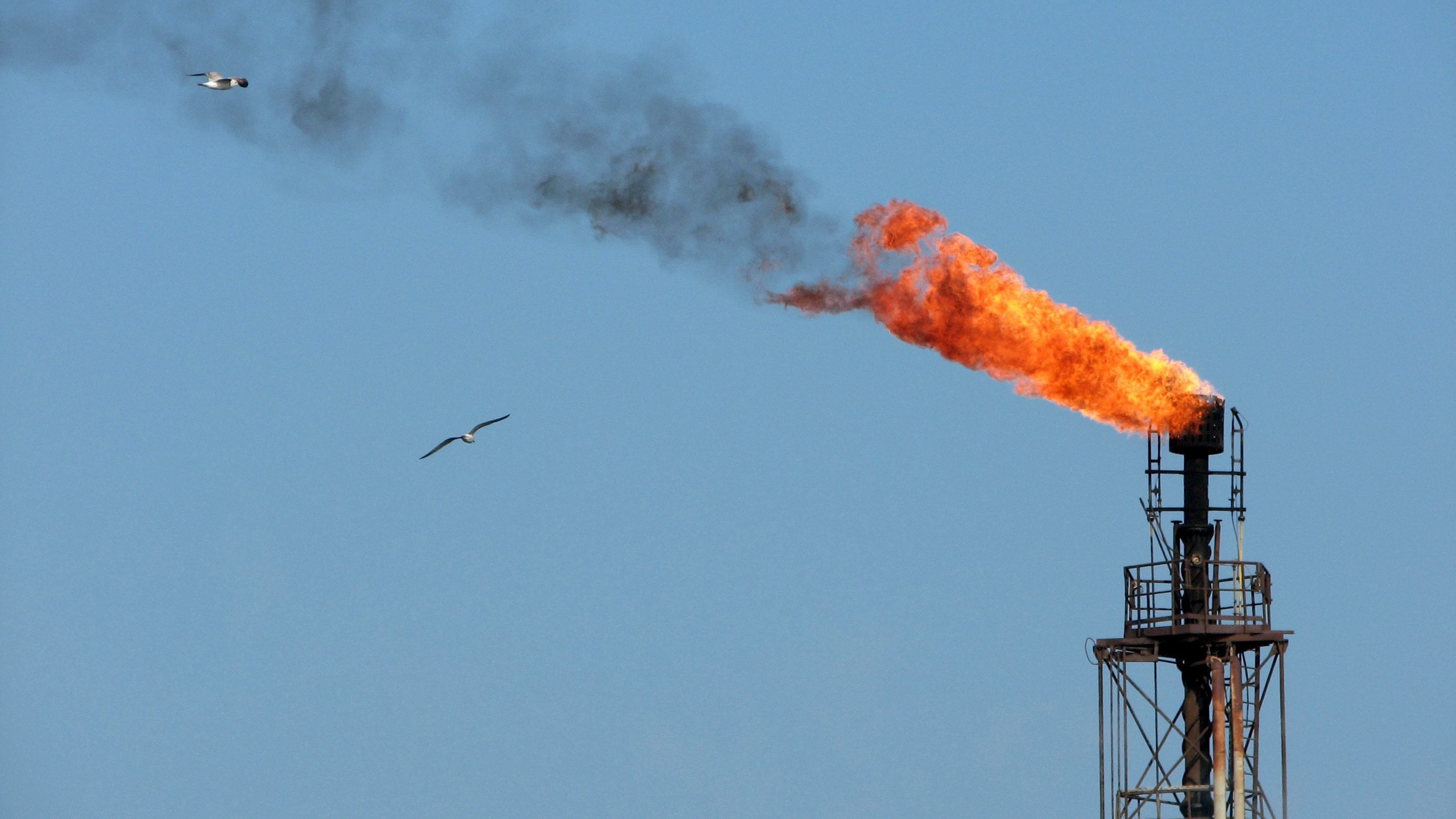 Tensiones en Medio Oriente elevan el petróleo: Brent supera los 92 dólares