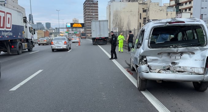 Autopista 25 de Mayo: Chocan dos camiones y camioneta, 2 heridos y demoras