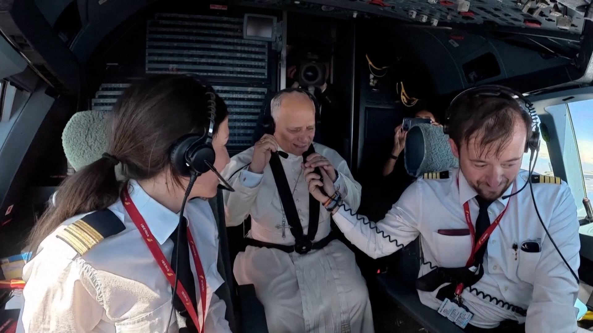 Papa León XIV saludó a escolta aérea desde cabina en vuelo a Barcelona