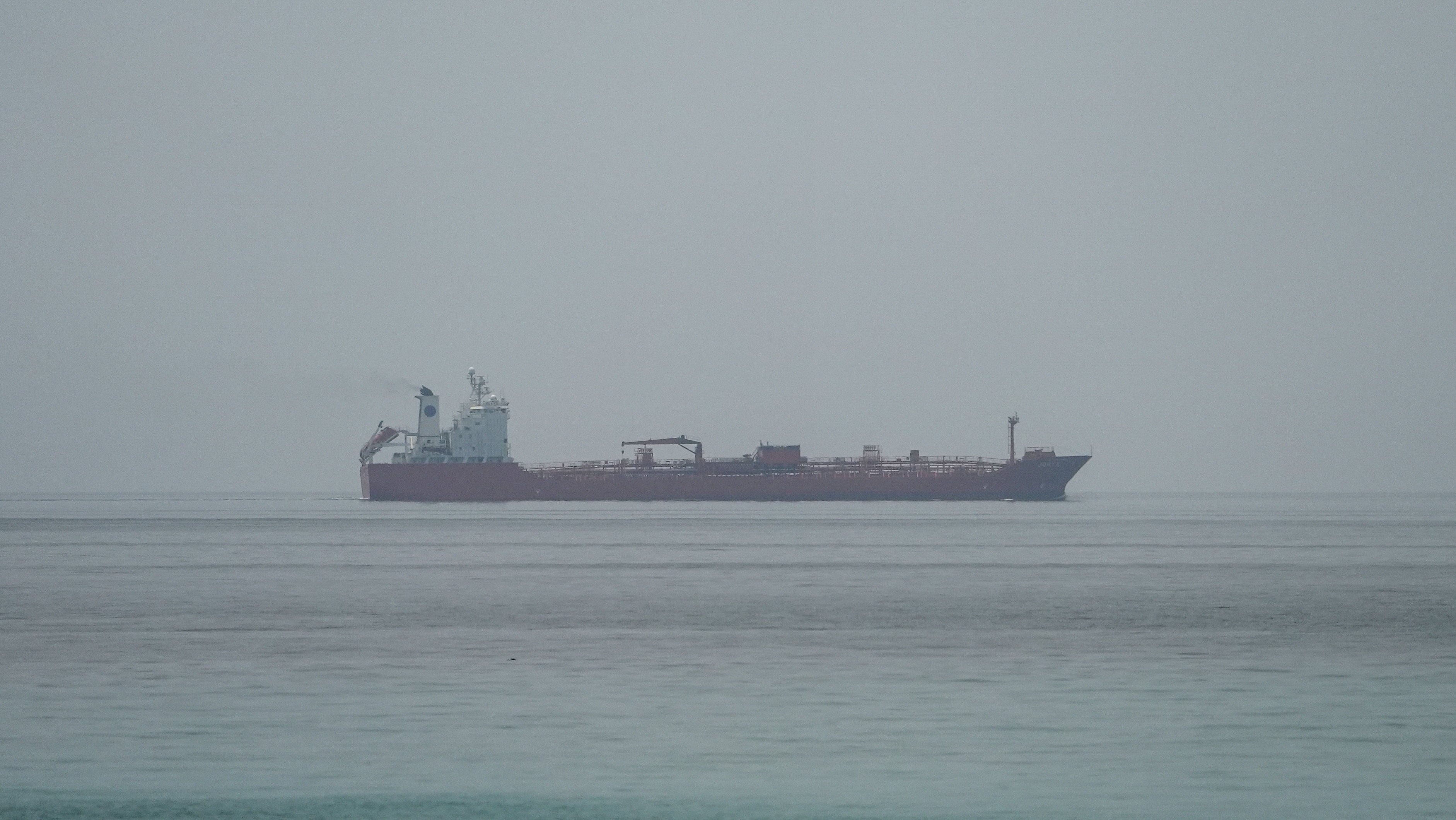 Incidente naval en Ormuz eleva 2% el crudo global