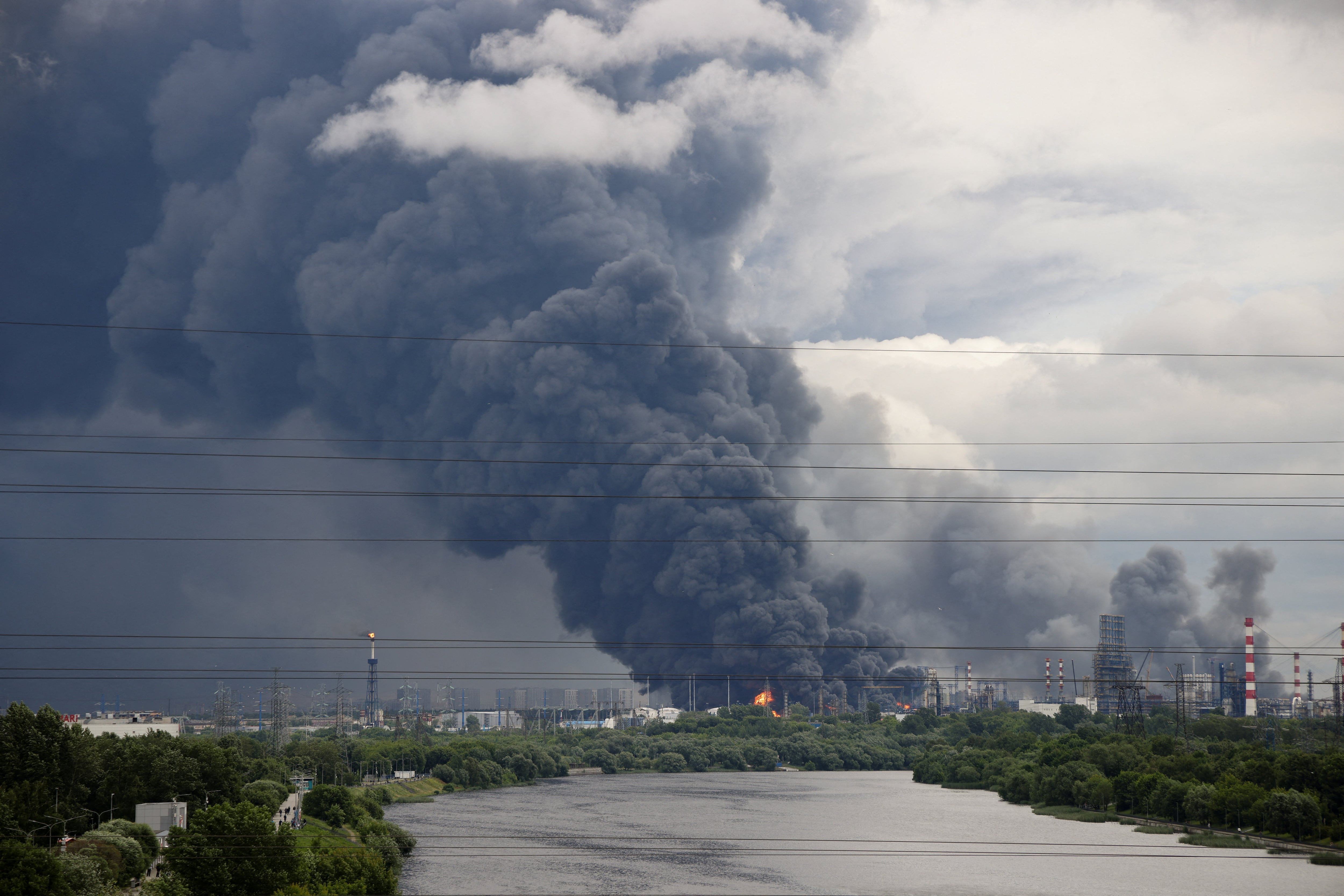 Moscú bajo ataque: Drones ucranianos impactan refinería y obligan a evacuaciones