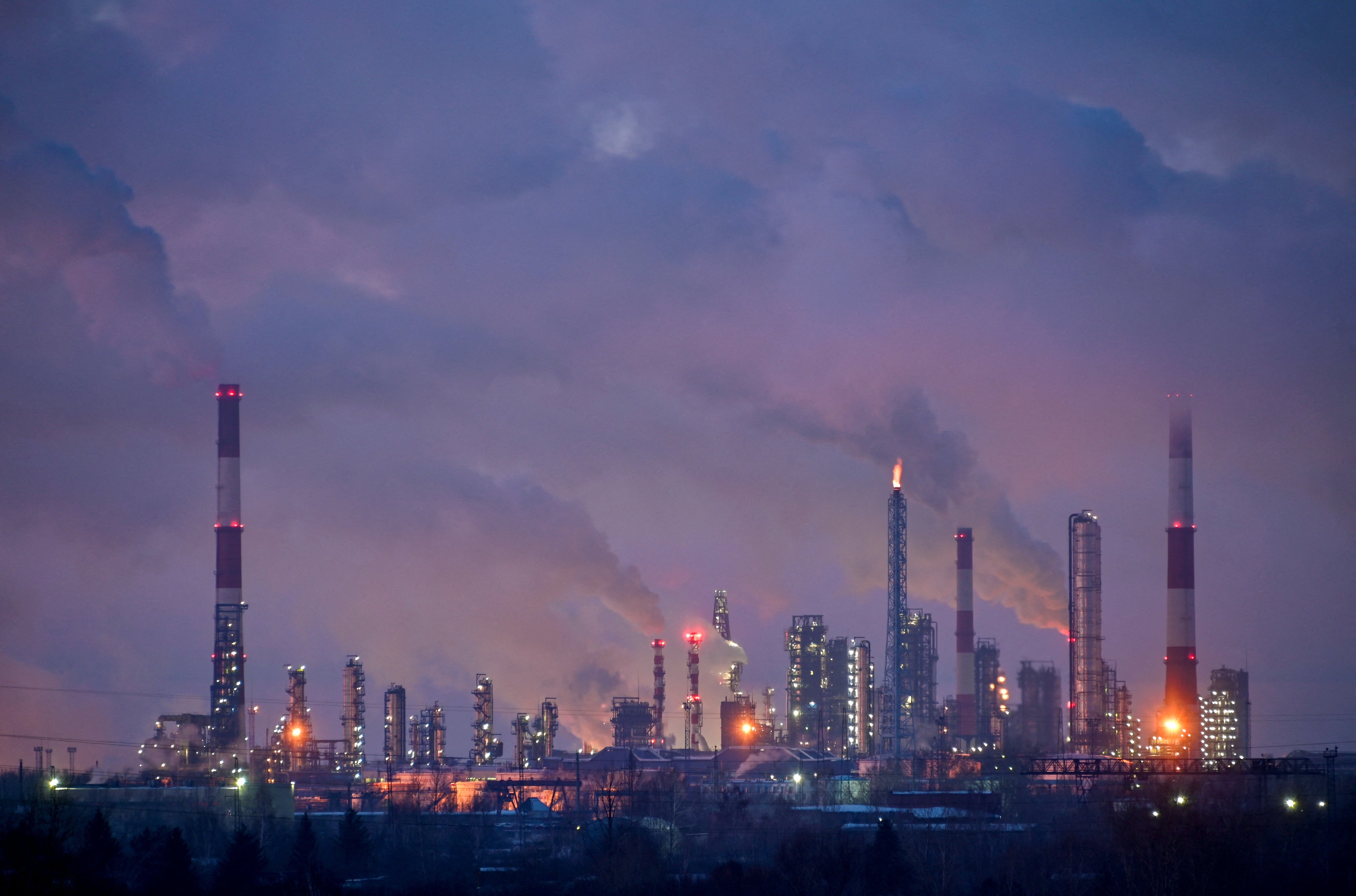 Petróleo: Brent y WTI borran repunte y caen casi 10% en la semana