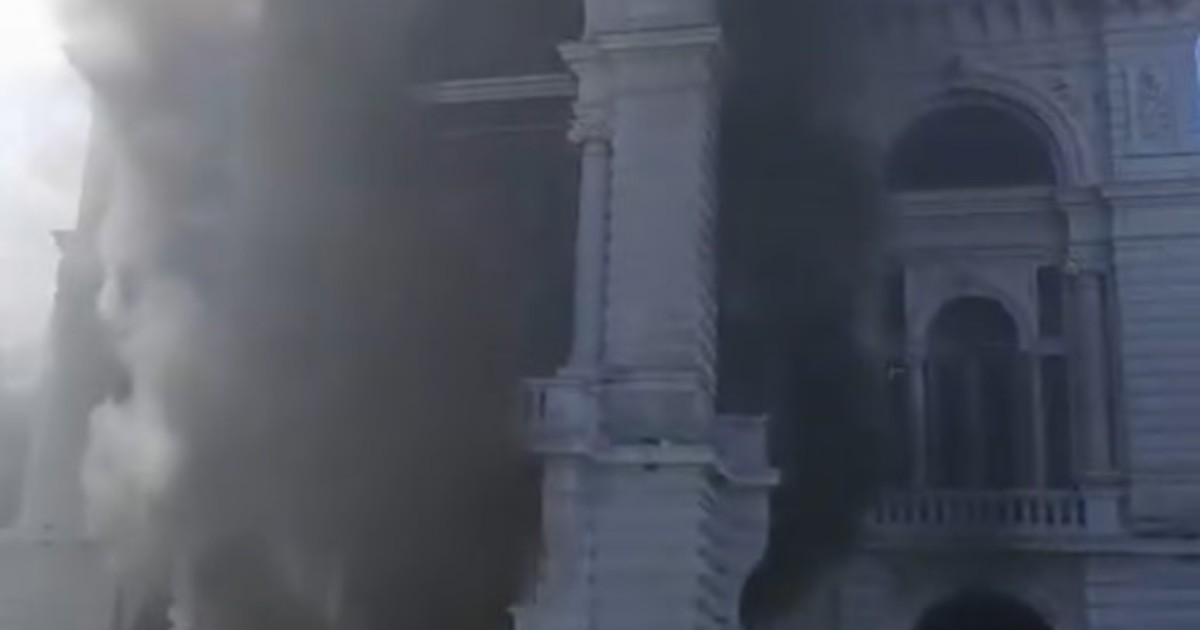 La Plata: Fuego daña Municipalidad, detienen a 22 y municipio denuncia al MTE