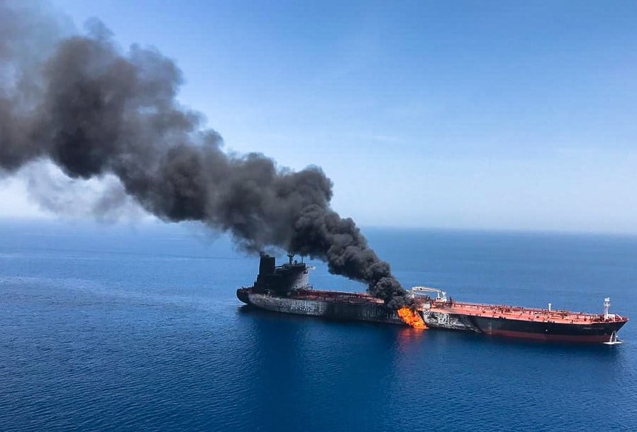 Ataque en Ormuz: Proyectil “no identificado” impacta buque petrolero