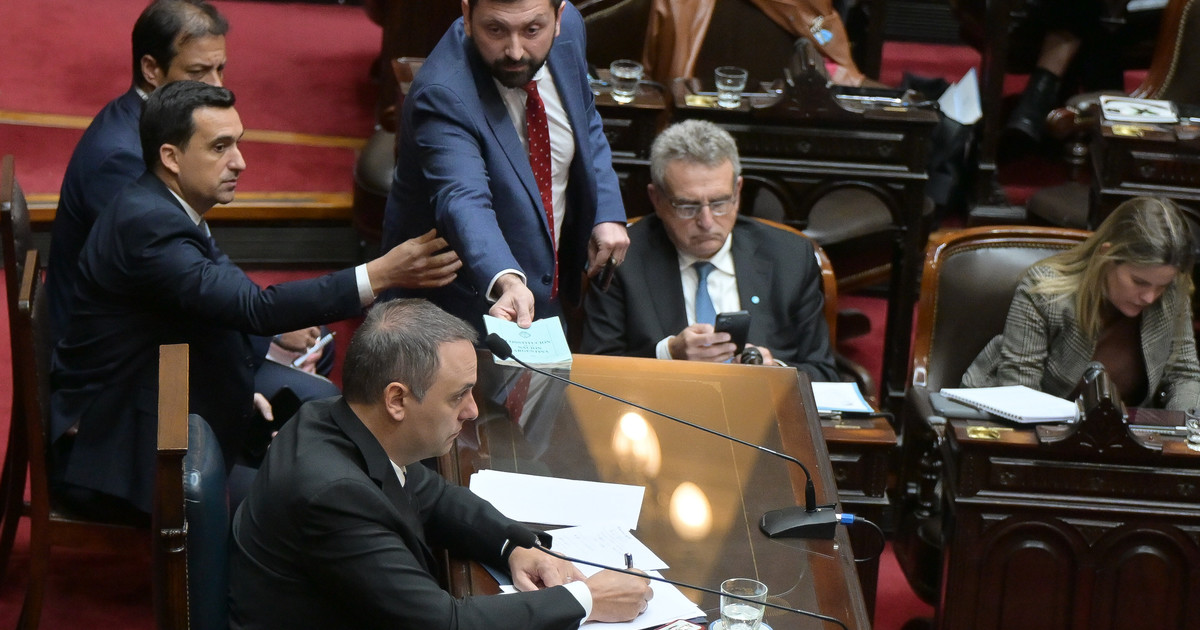 Oposición ironiza la salida de Adorni: de 'Diego vigila' a viejas facturas