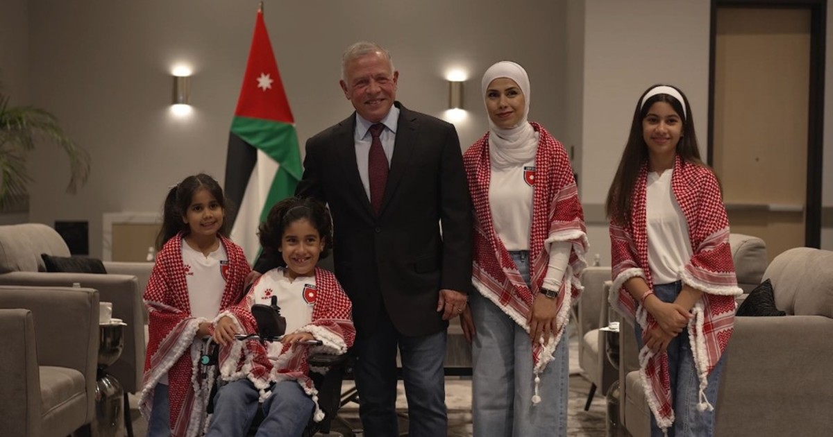 Rey Abdullah II visita a niño que soñaba con la Selección argentina