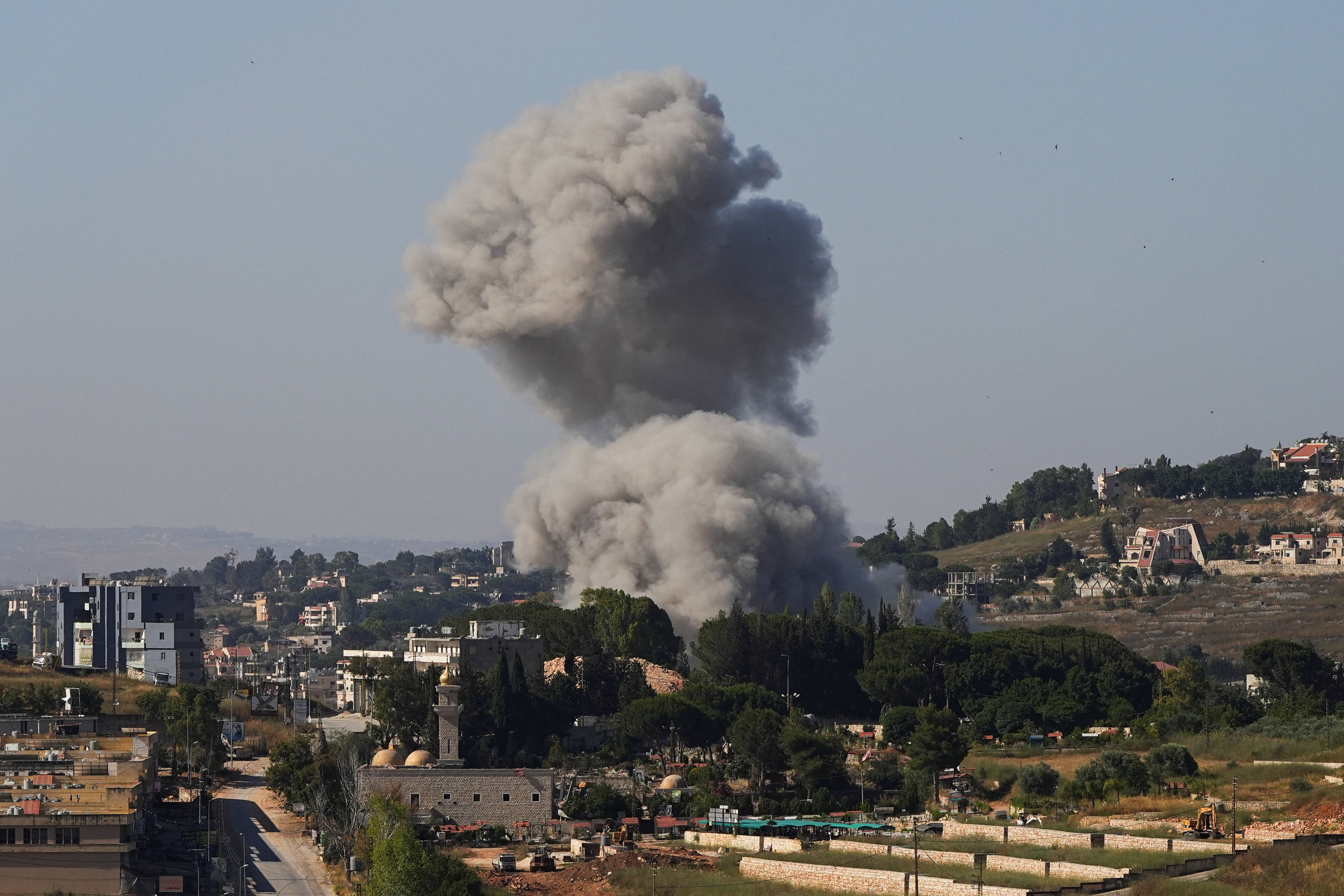 Israel bombardeó Líbano: Atacó estructuras de Hezbollah en la frontera norte