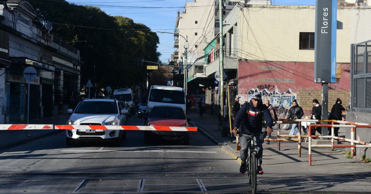 Tren Sarmiento: vecinos de Flores y Caballito exigen seguridad y guardabarreras
