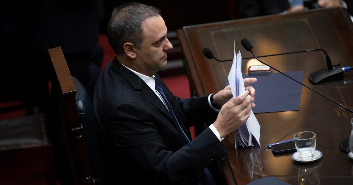 Adorni se va: Gobierno frustra interpelación y censura opositora
