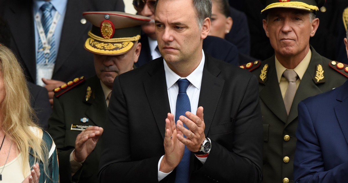 Gobierno evalúa remover a Manuel Adorni del directorio de YPF