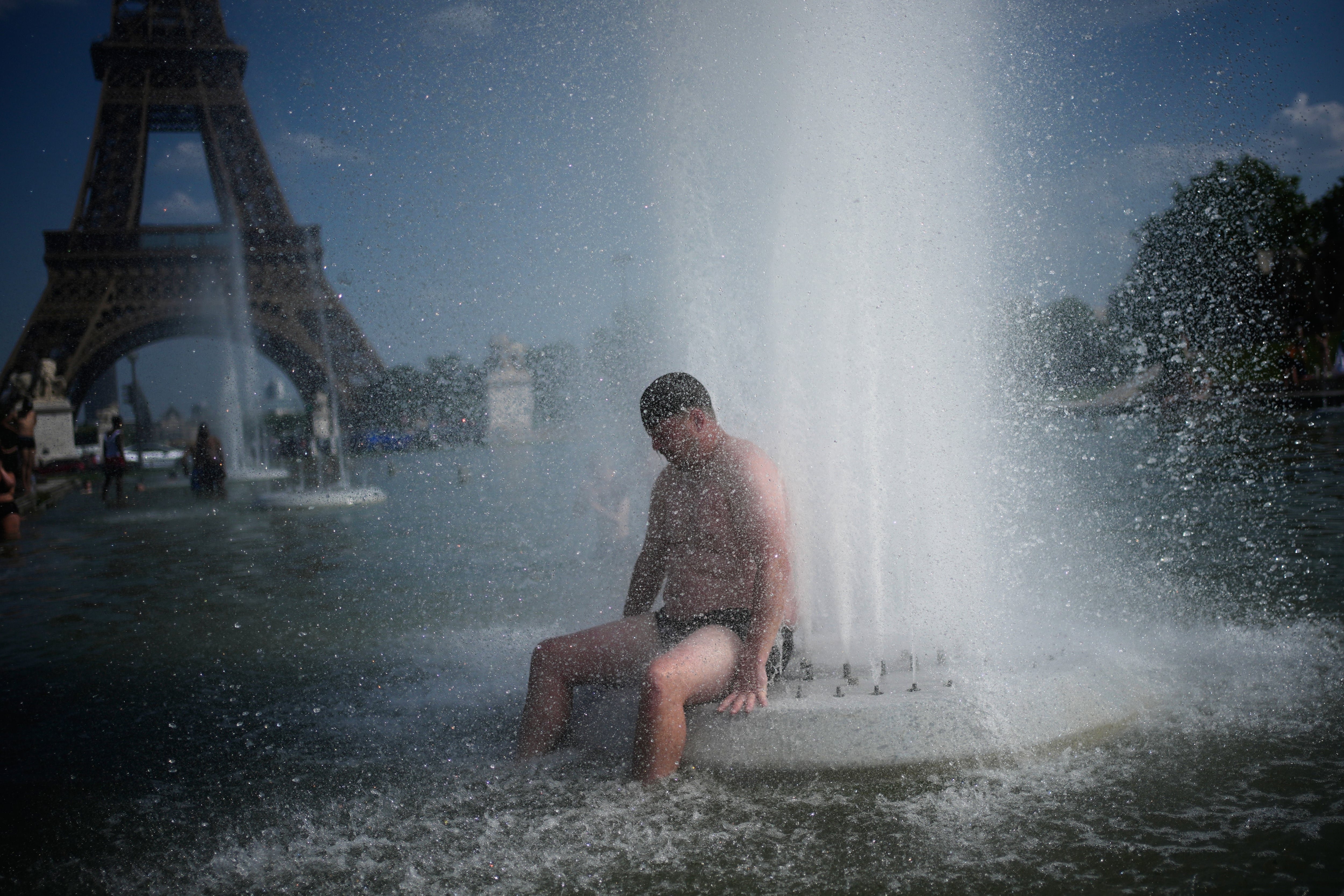 Ola de calor extrema mata a 1300 y colapsa servicios públicos en Europa