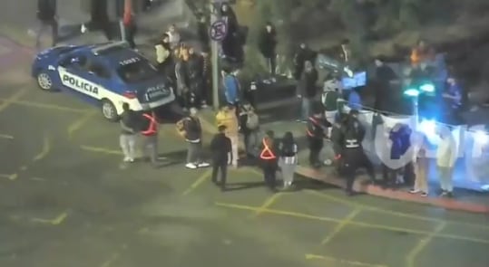 Córdoba: Atacan con botellas a dos policías en festejos de fútbol