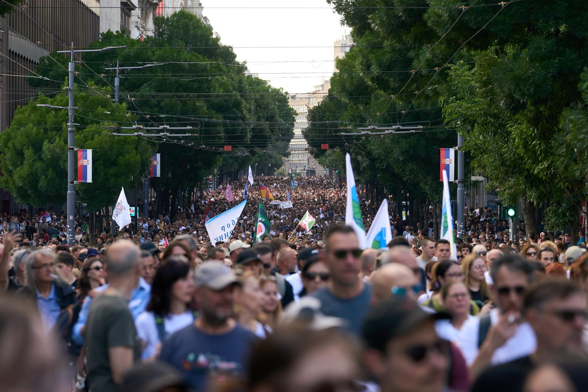 Serbia: Miles exigen garantías democráticas tras dimisión de Vucic