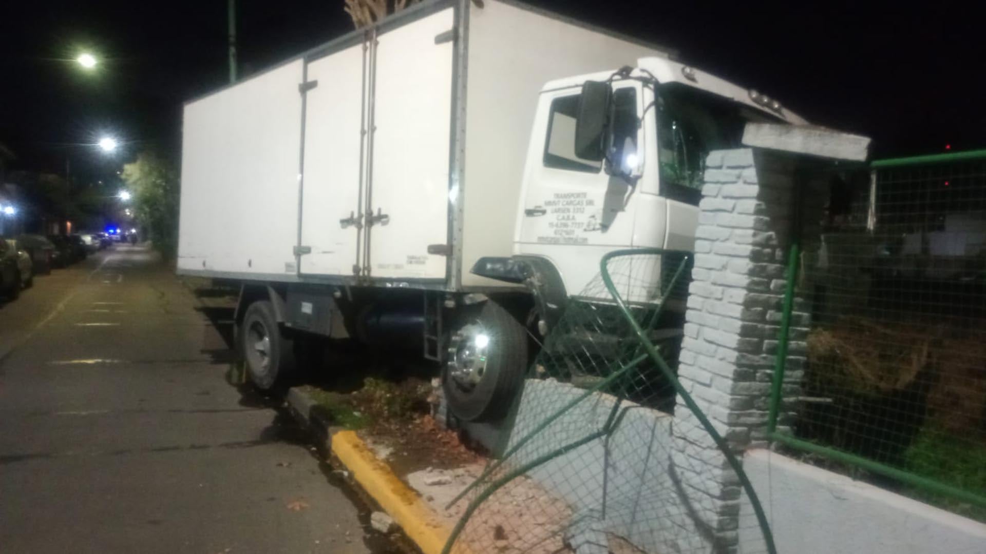 Villa Devoto: camión choca tren San Martín, derrame y tránsito cortado