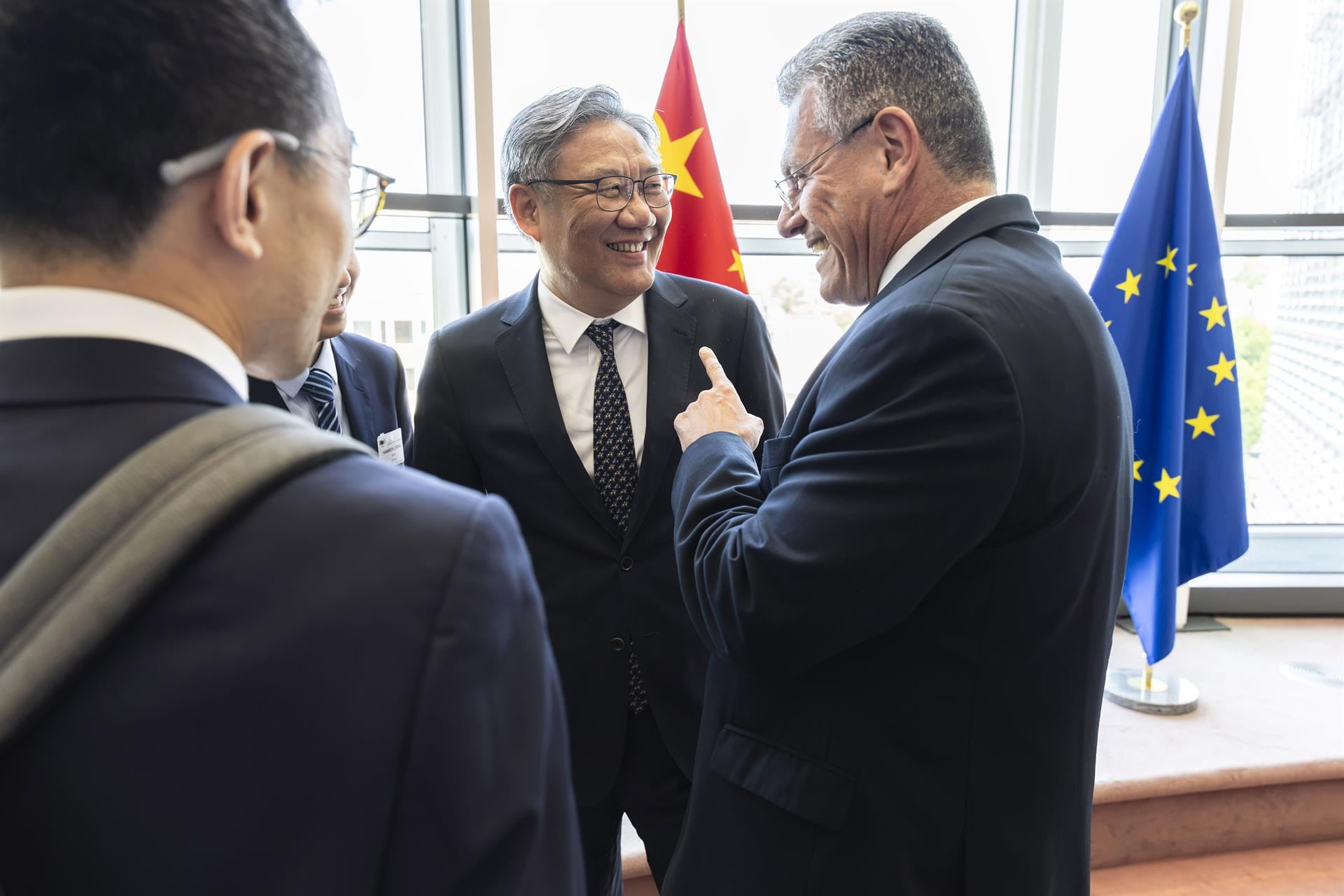 UE y China extienden diálogo comercial a octubre para desescalar tensiones