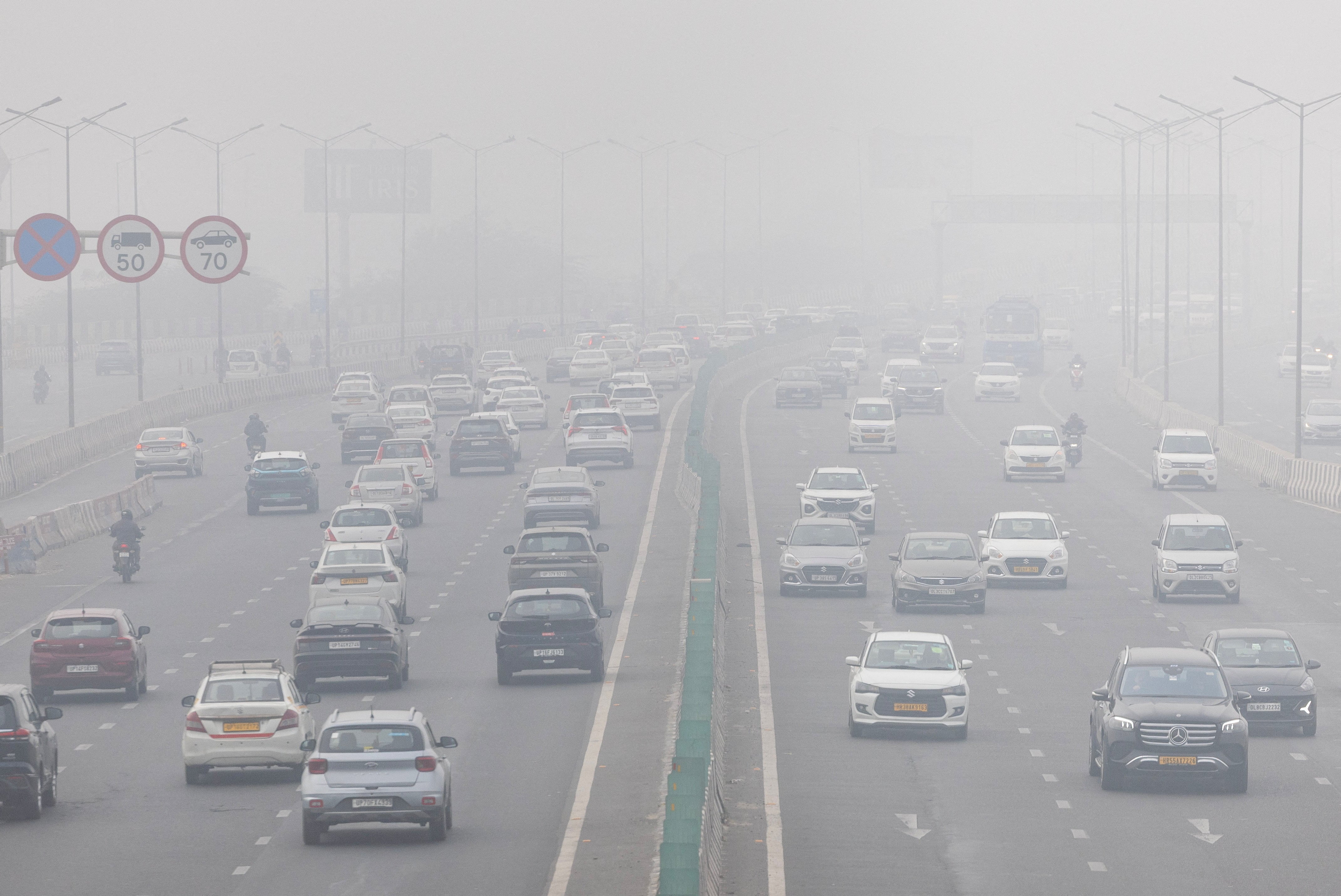 Delhi prohíbe vehículos a combustión nuevos desde 2028 para combatir la polución