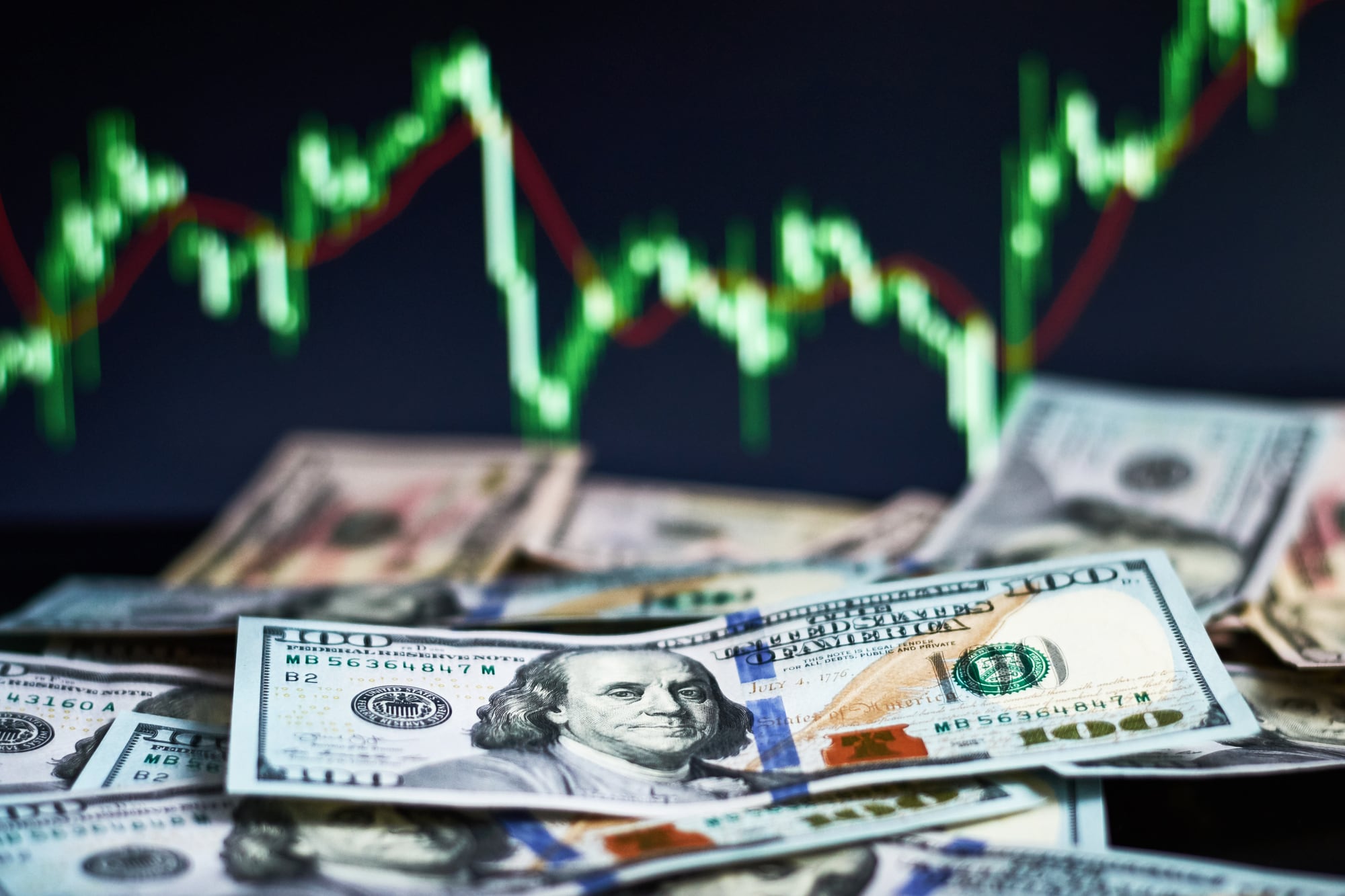 Salto del dólar en junio erosiona ganancias locales: Expertos evalúan rotar