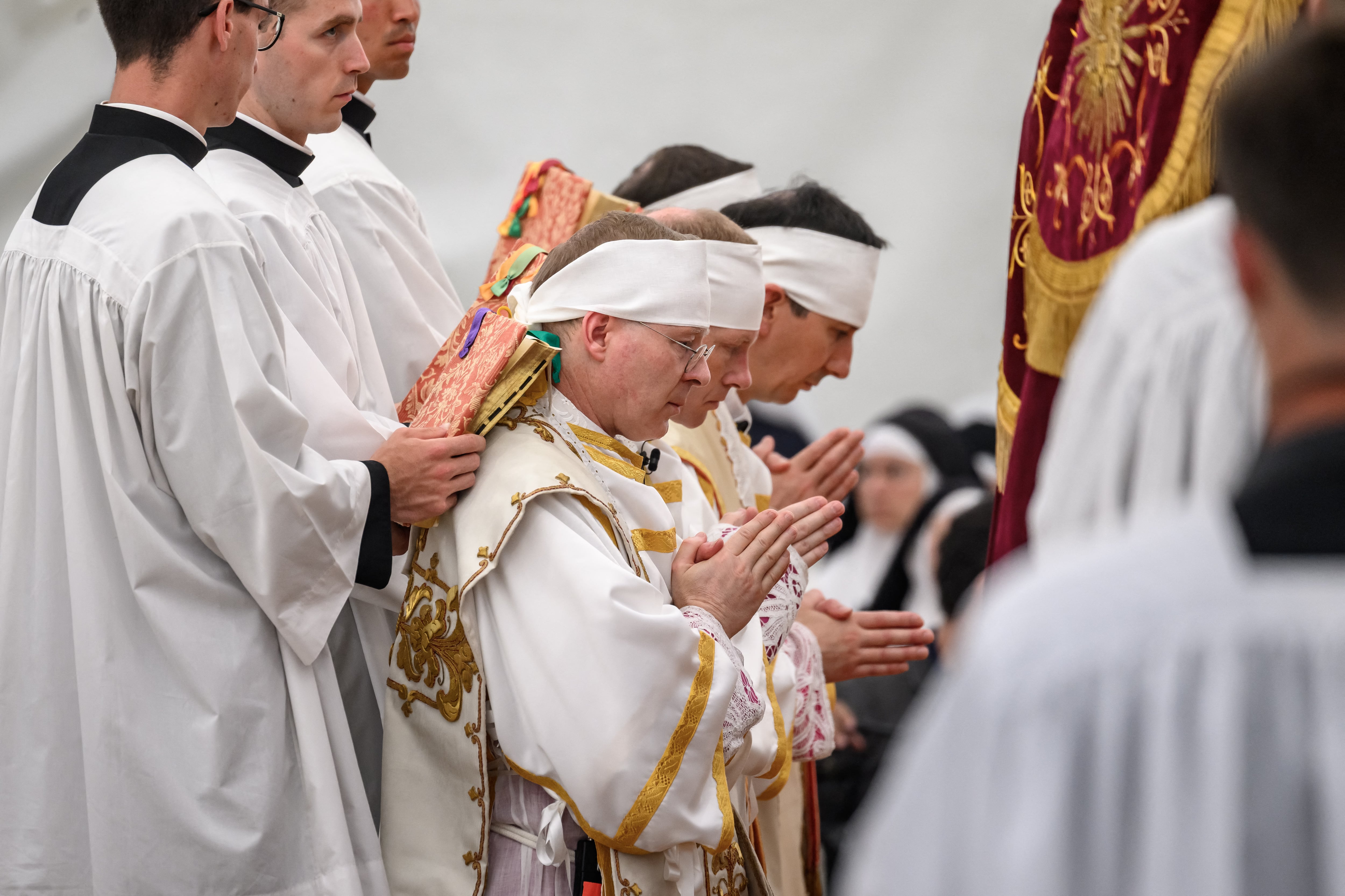 San Pío X ordena obispos, consuma cisma pese a amenaza papal de excomunión