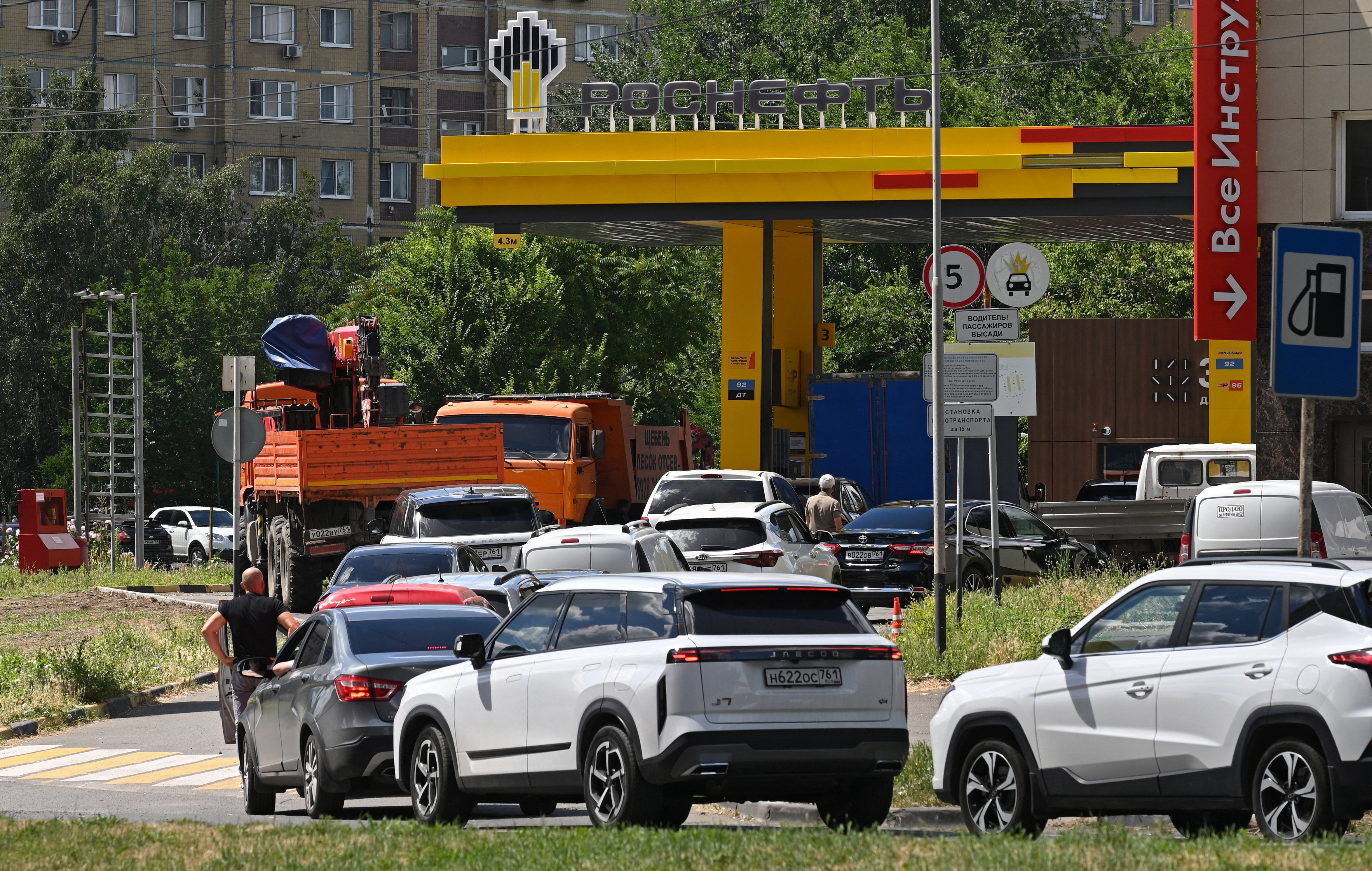 Ataques ucranianos a refinerías rusas disparan precios y escasez de combustible