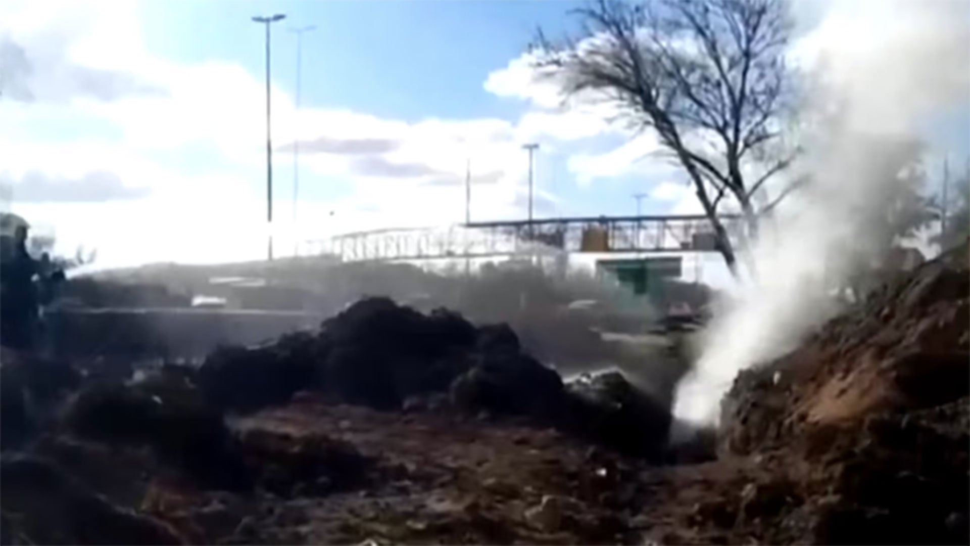 Reparan avería en caño de alta presión en autopista Dellepiane