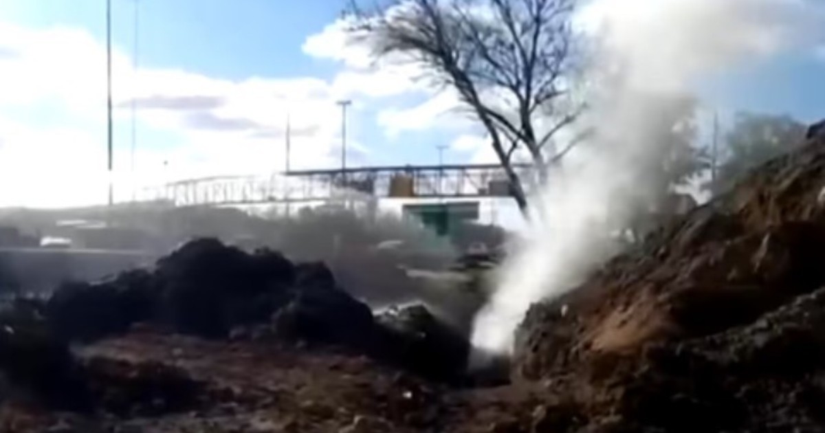 Retroexcavadora rompe caño en autopista Dellepiane, cortando tránsito