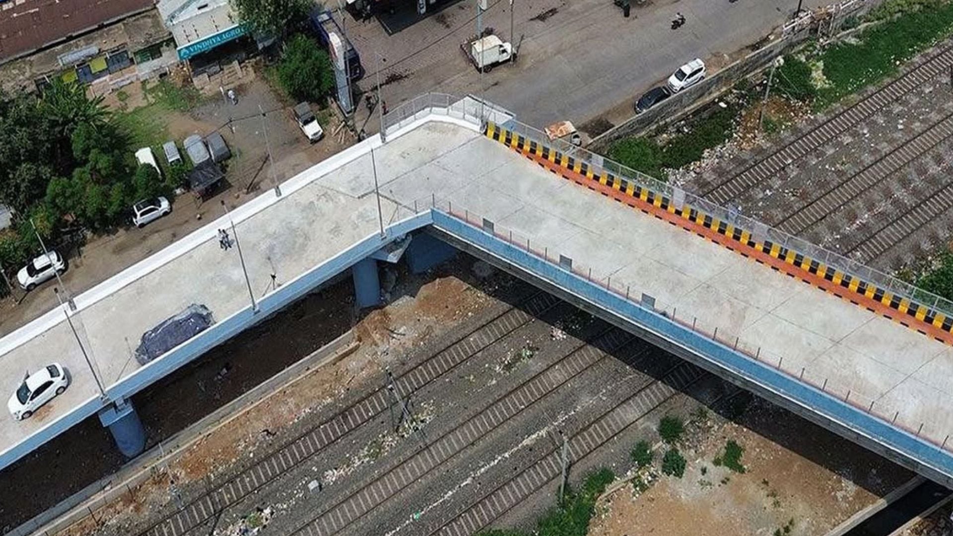 Ingenieros recuperan cargos tras defectos en puente de India