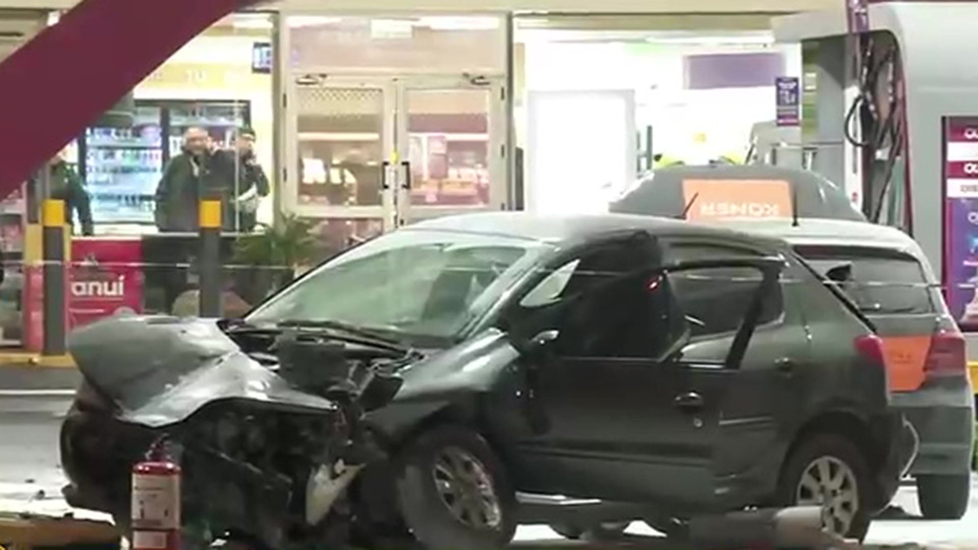 Un auto chocó contra una estación de servicio en General Paz y se incendió: tres heridos