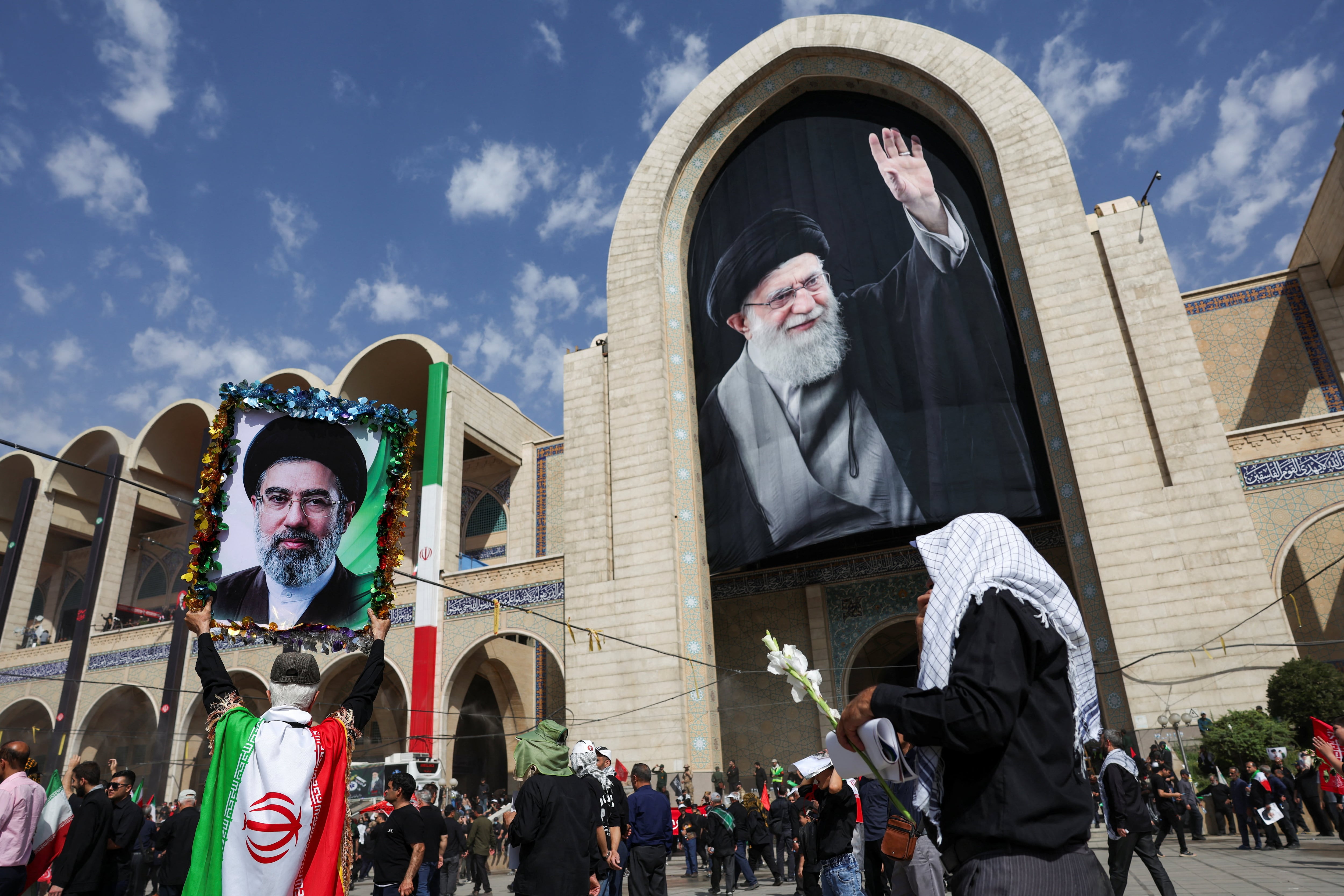 Iran: comienzan los funerales de Ali Khamenei con protestas antiestadounidenses