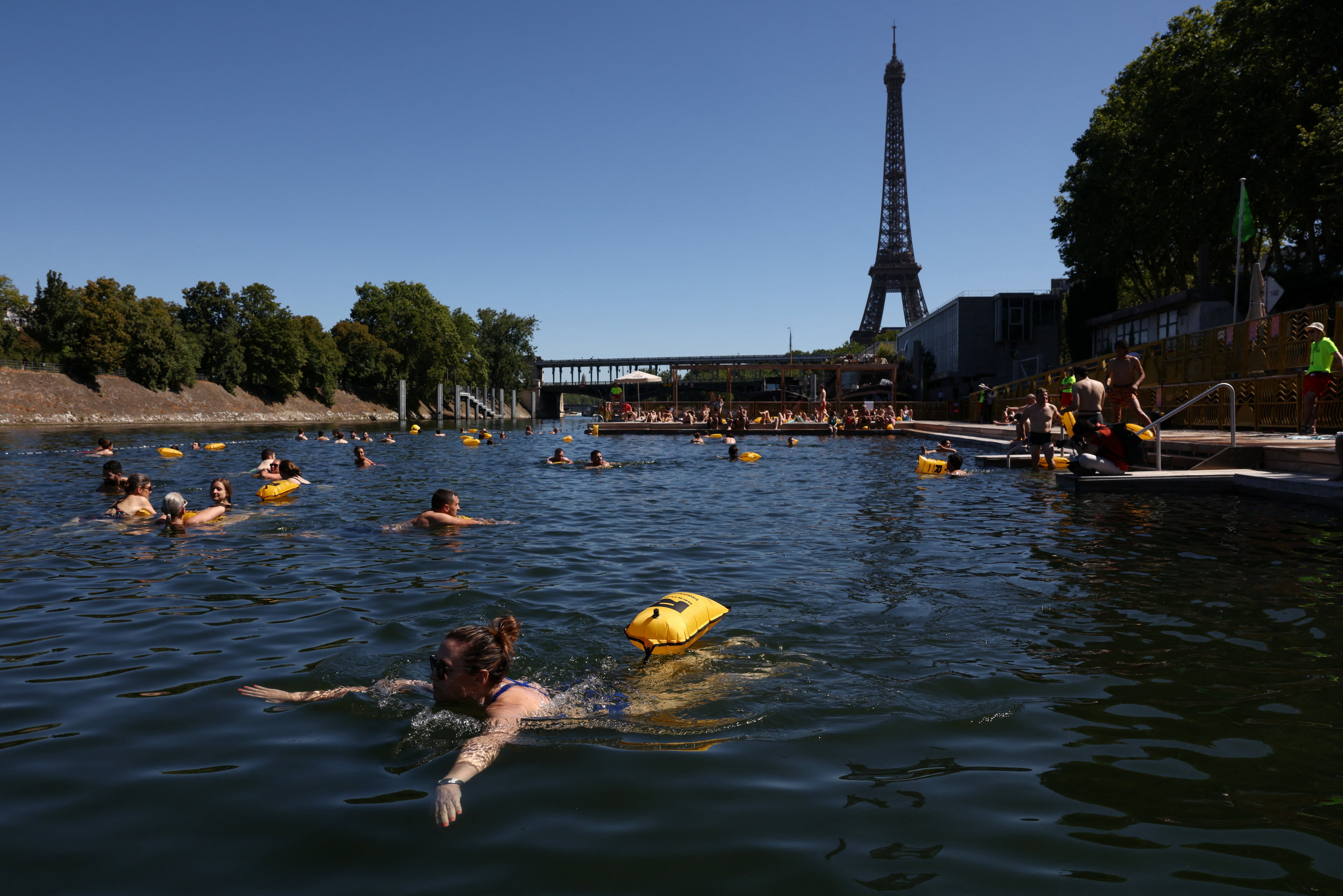 París reabre zonas de baño en el Sena ante la ola de calor que azota Europa
